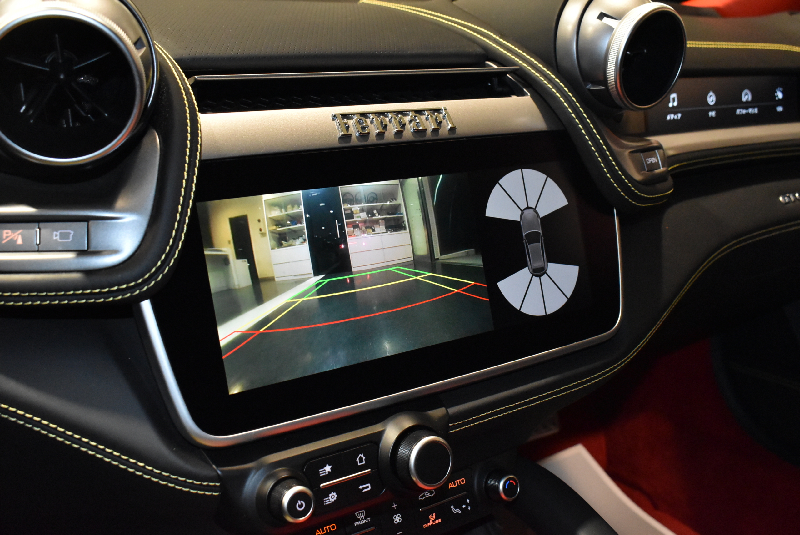 フェラーリ　GTC4Lusso　ビアンコアブス　左H　アップルカープレイ　クロームエッジフロントグリル　LEDカーボンステアリング　パッセンジャーディスプレィ　フル電動シート　パノラミックルーフ　 サスペンションリフター　フロントカメラ　２０インチ鍛造アルミホイール　ゴールドブレーキキャリパー　レーダー＆ドライブレコーダー