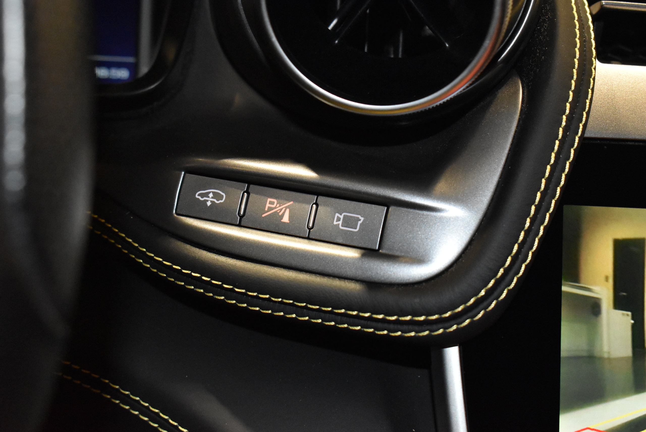 フェラーリ　GTC4Lusso　ビアンコアブス　左H　アップルカープレイ　クロームエッジフロントグリル　LEDカーボンステアリング　パッセンジャーディスプレィ　フル電動シート　パノラミックルーフ　 サスペンションリフター　フロントカメラ　２０インチ鍛造アルミホイール　ゴールドブレーキキャリパー　レーダー＆ドライブレコーダー