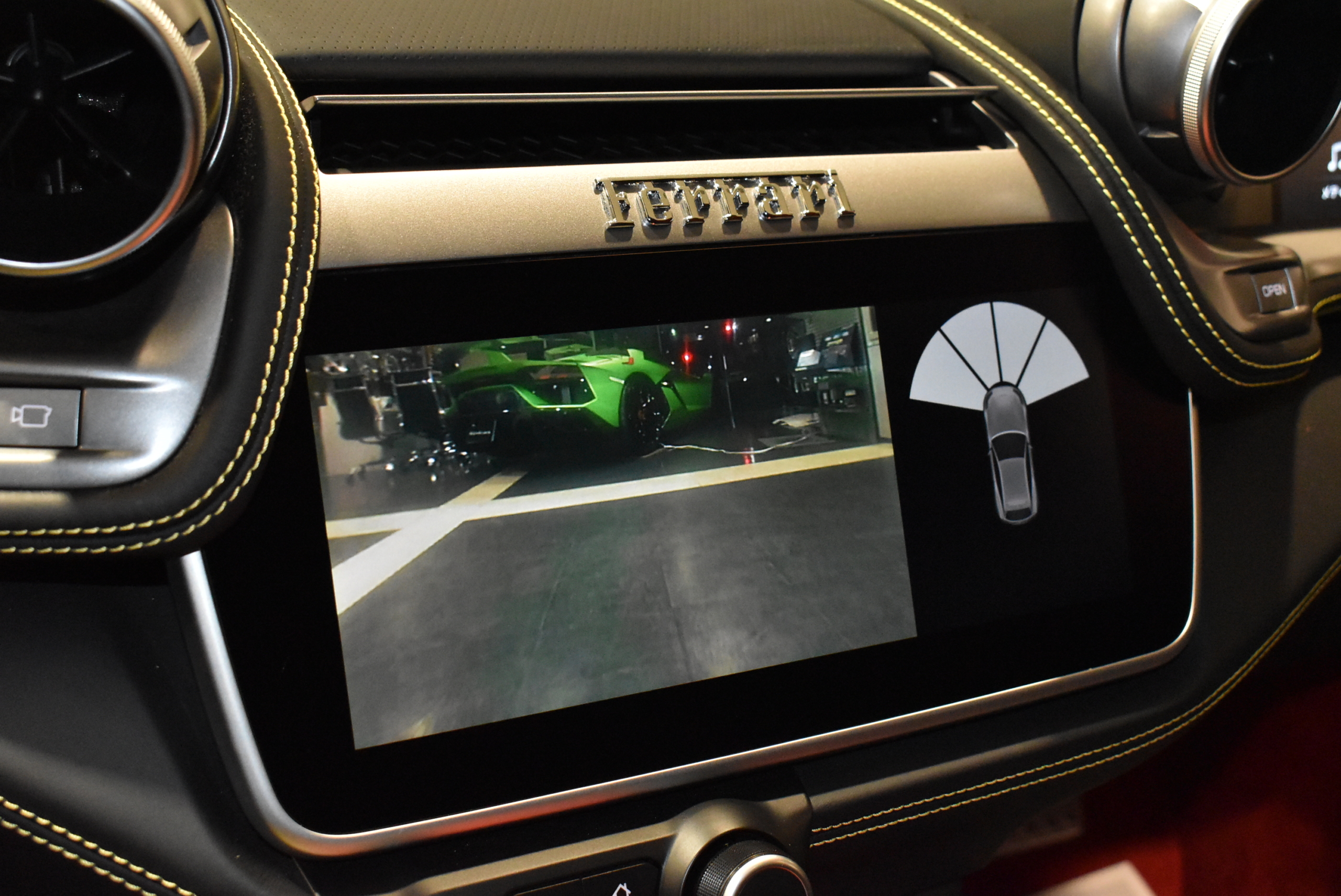 フェラーリ　GTC4Lusso　ビアンコアブス　左H　アップルカープレイ　クロームエッジフロントグリル　LEDカーボンステアリング　パッセンジャーディスプレィ　フル電動シート　パノラミックルーフ　 サスペンションリフター　フロントカメラ　２０インチ鍛造アルミホイール　ゴールドブレーキキャリパー　レーダー＆ドライブレコーダー