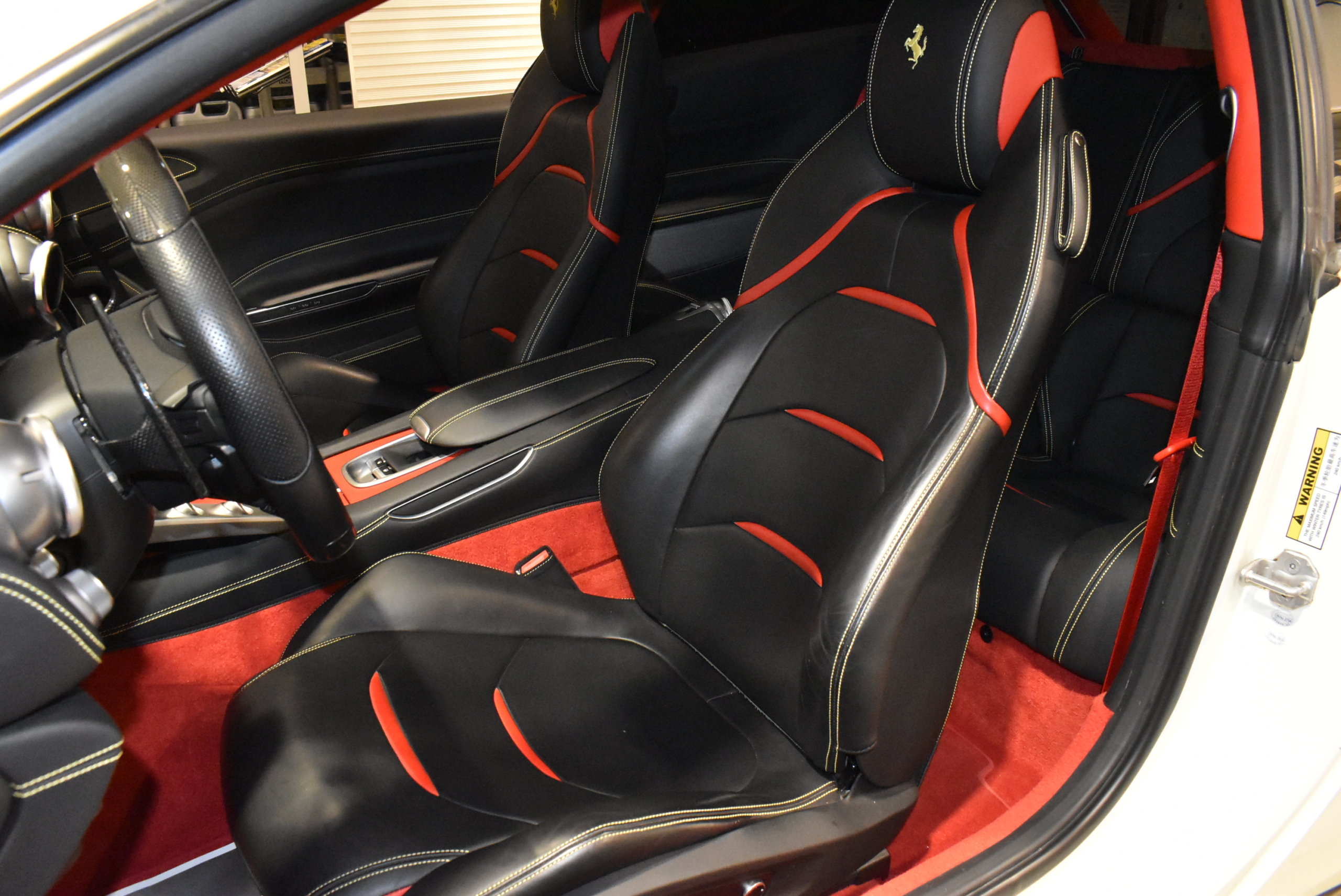 フェラーリ　GTC4Lusso　ビアンコアブス　左H　アップルカープレイ　クロームエッジフロントグリル　LEDカーボンステアリング　パッセンジャーディスプレィ　フル電動シート　パノラミックルーフ　 サスペンションリフター　フロントカメラ　２０インチ鍛造アルミホイール　ゴールドブレーキキャリパー　レーダー＆ドライブレコーダー