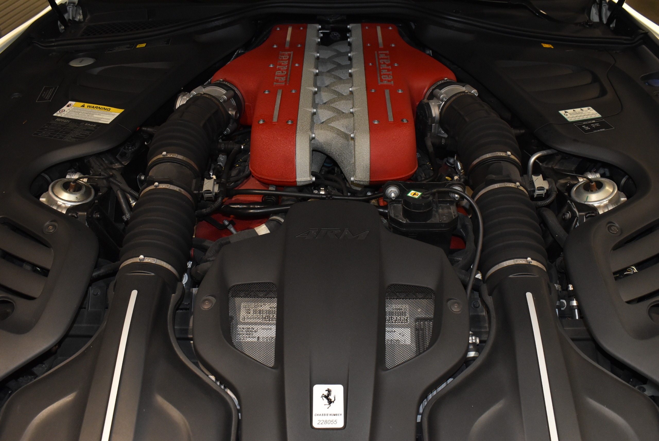 フェラーリ　GTC4Lusso　ビアンコアブス　左H　アップルカープレイ　クロームエッジフロントグリル　LEDカーボンステアリング　パッセンジャーディスプレィ　フル電動シート　パノラミックルーフ　 サスペンションリフター　フロントカメラ　２０インチ鍛造アルミホイール　ゴールドブレーキキャリパー　レーダー＆ドライブレコーダー