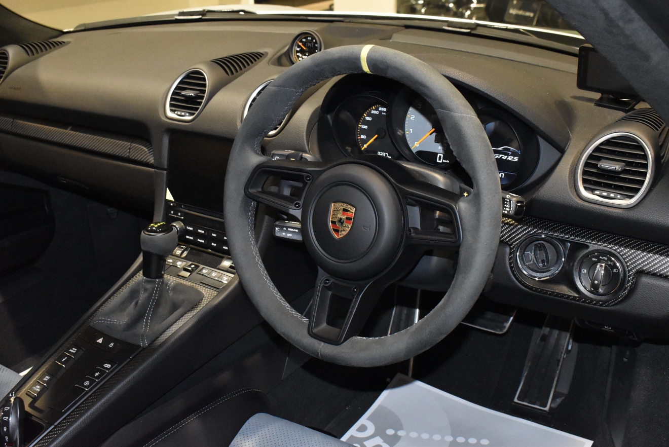 ポルシェ　Porsche　ケイマン　GT4RS　スポーツパッケージ　GTシルバー　新着入庫車両　ボンド大阪　ボンドカーズ　ボンドグルプ