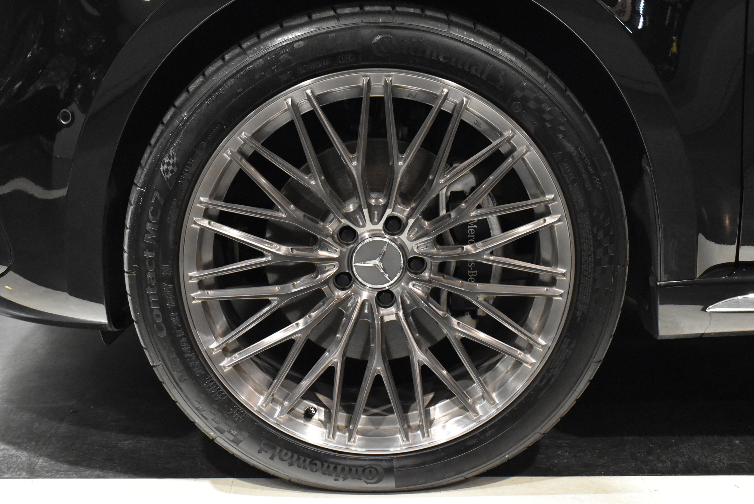 V220dショートボディ　後期モデル　オブシディアンブラック　右ハンドル　AKFORGED20インチ　低ダストパッド　レーダー＆ドライブレコーダー　ウインドウフィルム
