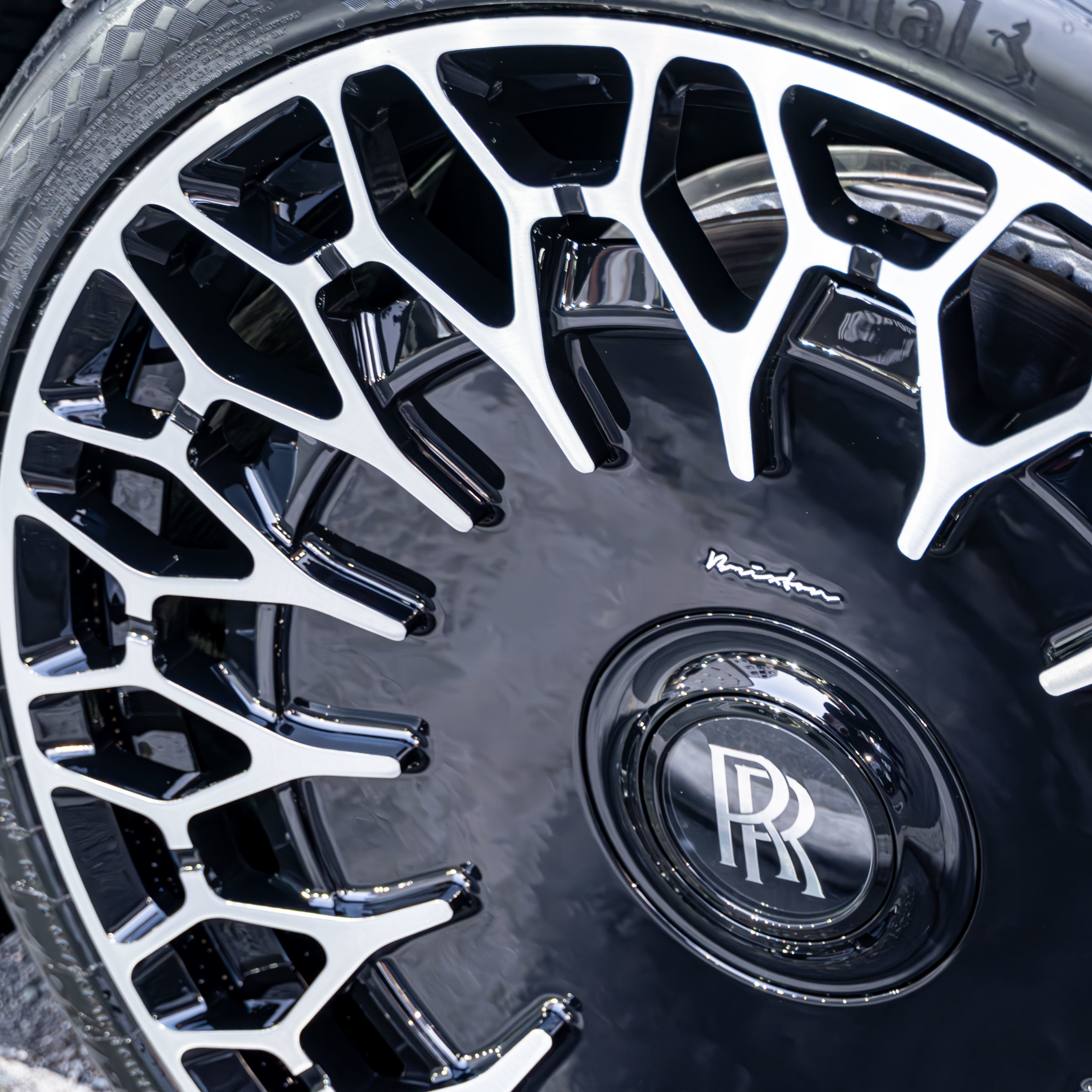 Rolls-Royce Spectre×Brixton Forged!! ボンド大阪