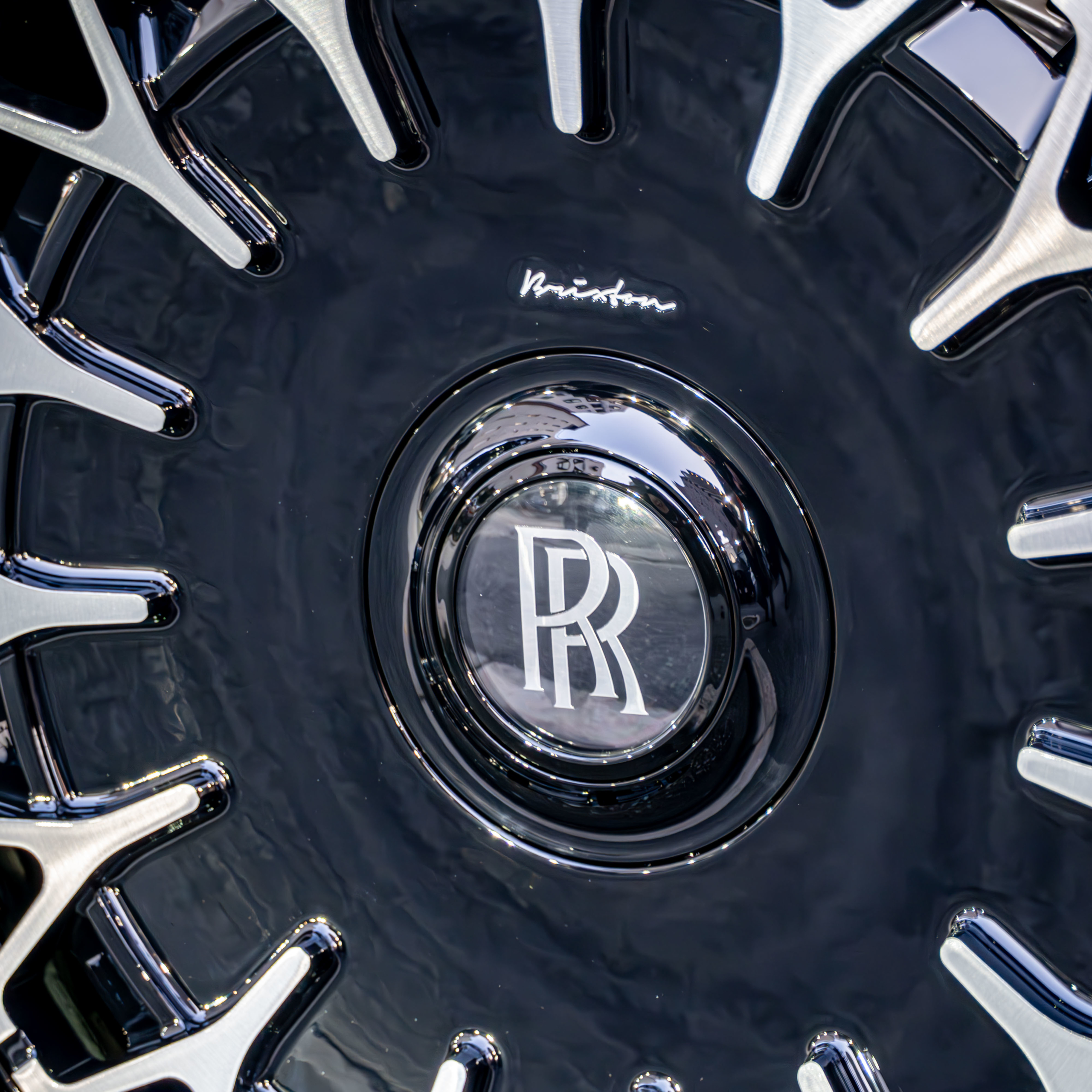 Rolls-Royce Spectre×Brixton Forged!! ボンド大阪
