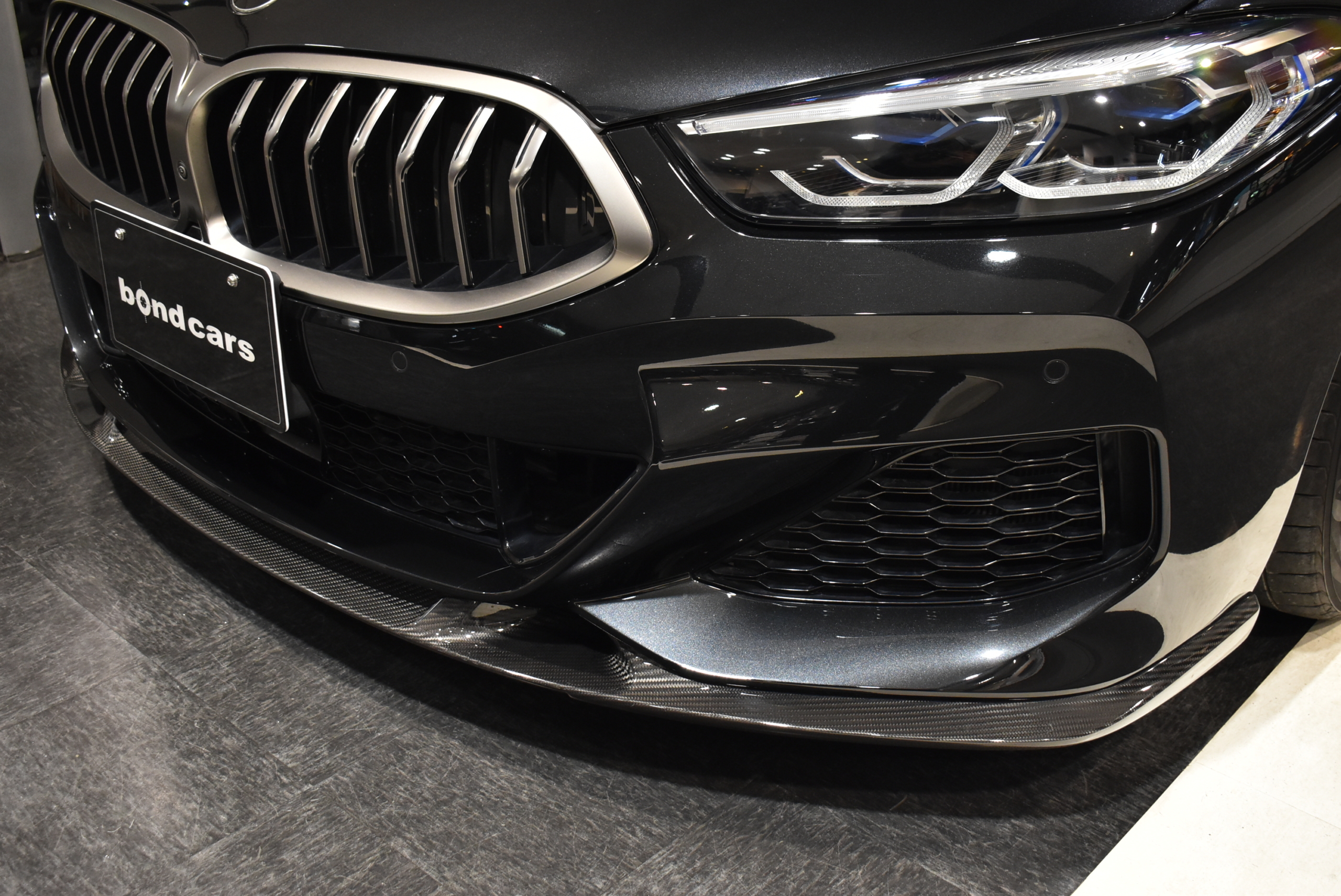 M850i XDrive COUPE　ブラックサファイア ３Ｄデザイン　Ｆ/Ｓ/Ｒ/ＲＷ　 ローダウンサス　 ３Dデザイン２０インチＡＷ　 赤黒レザーシート（ベンチレーション） カーボンラッピング（ルーフ・ミラー） クリスタルシフトノブ
