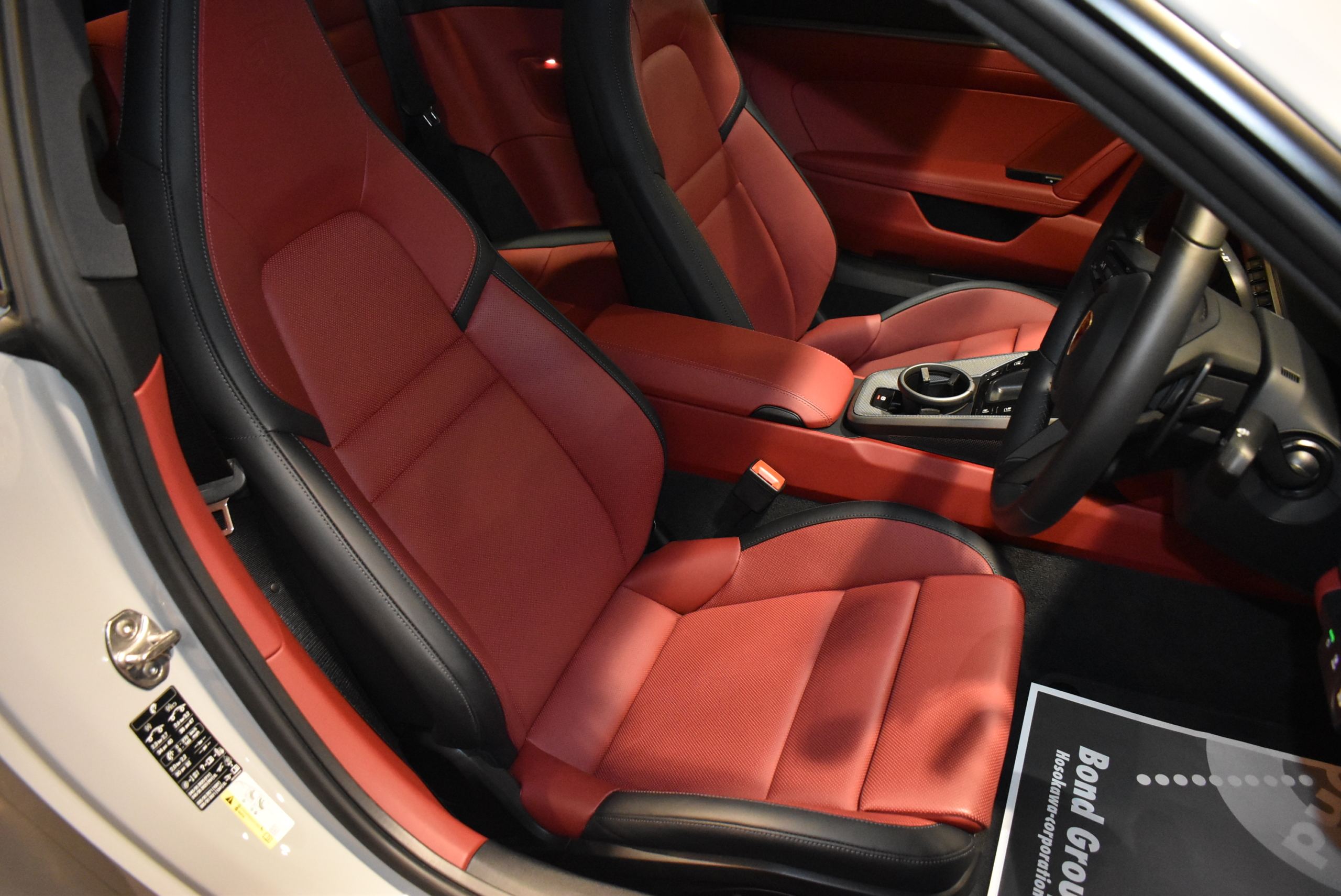 ORSCHE 992.2 カレラ スポーツデザインパッケージ HDマトリクスヘッドライト スポーツエキゾースト ツートンレザーインテリア BOSEサウンドシステム シートベンチレーション スポーツクロノパッケージ