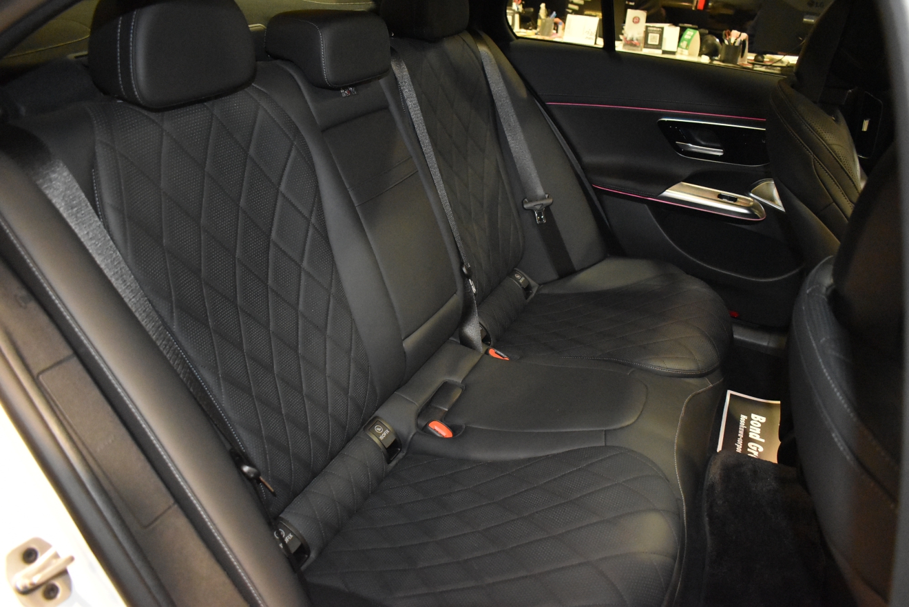 メルセデスベンツ　Eクラス　E300　AMGライン　レザーエクスクルーシブPKG　新着入庫車両　bond大阪　ボンドカーズ　ボンドグループ