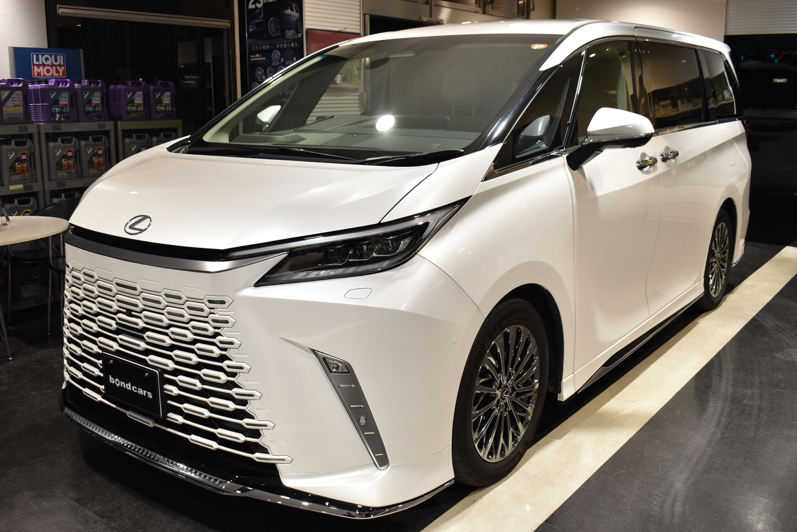 LEXUS　LM500ｈ　 VER L 　6人乗り　ソニッククォーツ モデリスタF/S/Rエアロ ソリスホワイト本革シート フリップダウンモニター デジタルインナーミラー