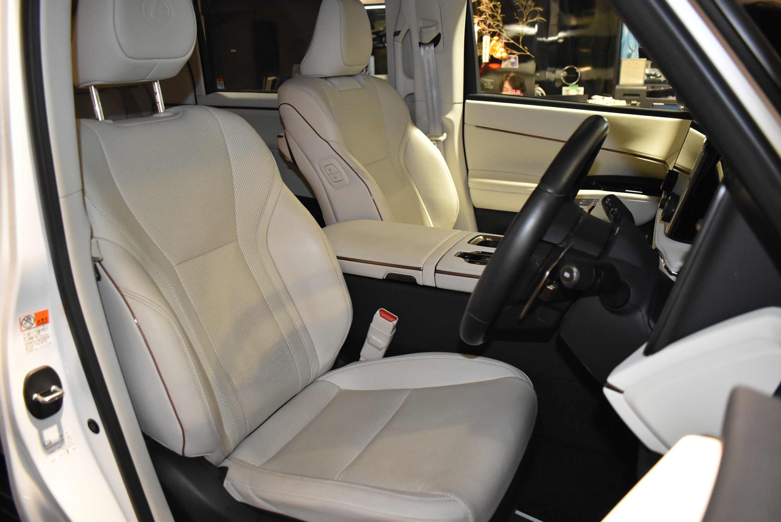 LEXUS　LM500ｈ　 VER L 　6人乗り　ソニッククォーツ モデリスタF/S/Rエアロ ソリスホワイト本革シート フリップダウンモニター デジタルインナーミラー