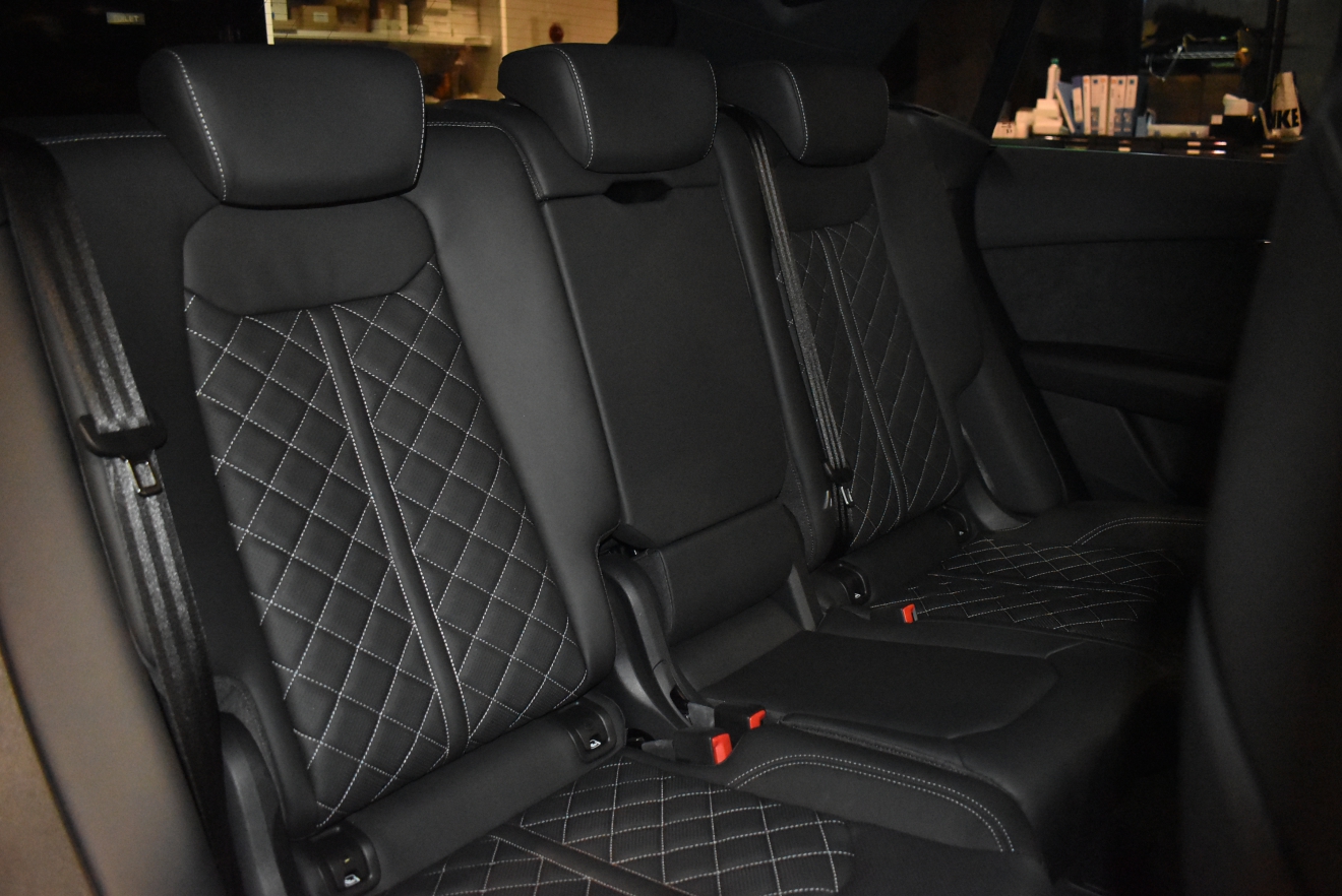 アウディ　SQ8　ブラックスタイリングパッケージ　23インチAW　レザーパッケージ　新着入庫車両　ボンドカーズ　ボンド大阪　ボンドグループ