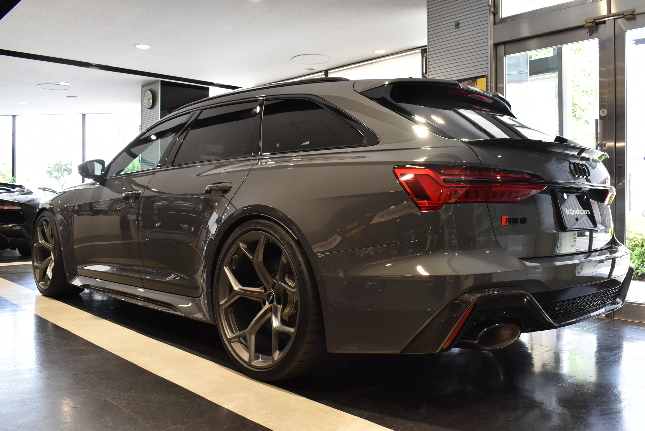 AUDI RS6パフォーマンス　ワンオーナー RSスポーツエキゾースト パノラマサンルーフ デコラティブパネルカーボンツイル ヘッドライニングダイナミカブラック バング&オルフセンサウンドシステム 5Yスポーク22AW カーボン/グロスブラックスタイリングPKG プライバシーガラス ロワリングモジュール スペーサー MANSORYスポイラー