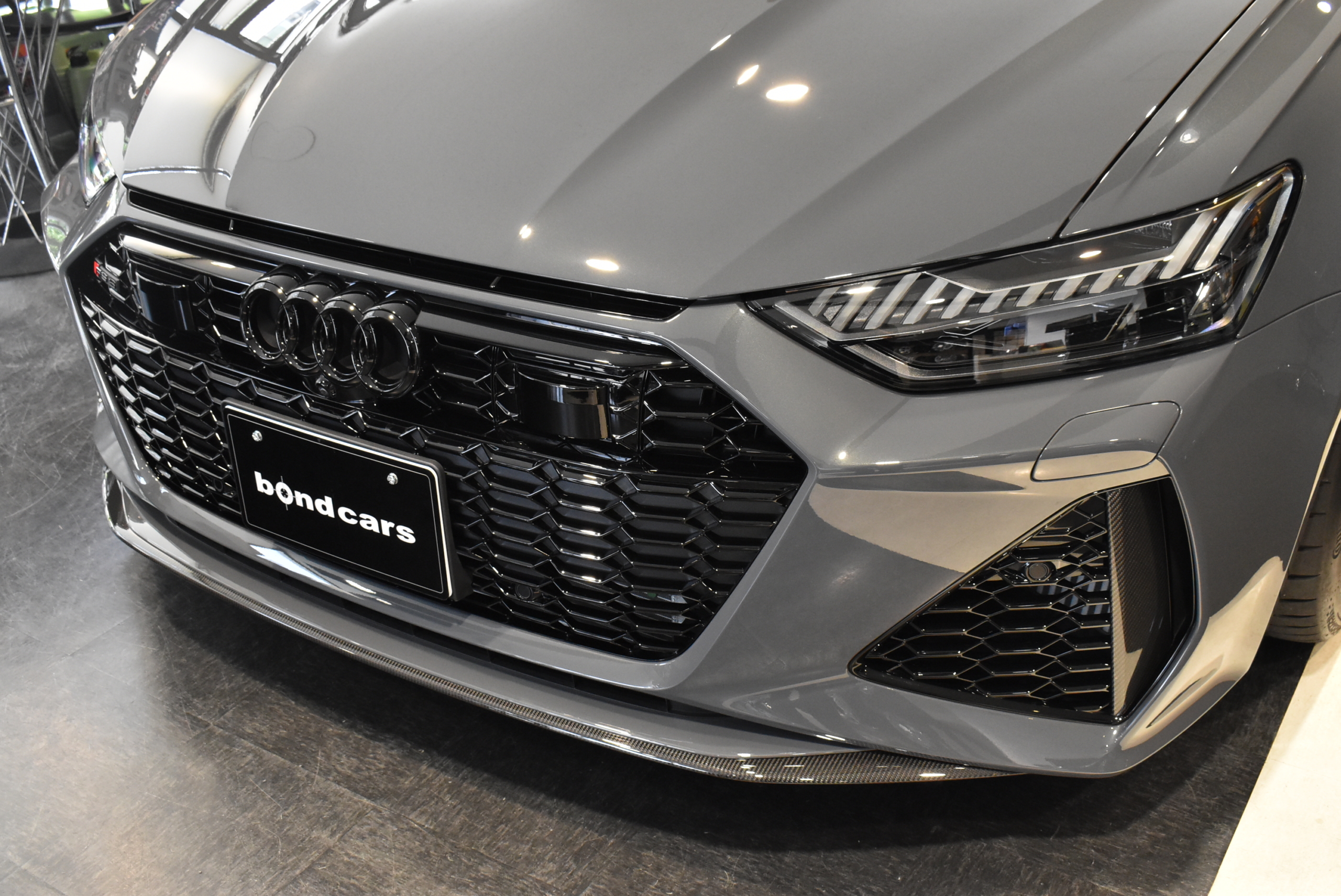 AUDI RS6パフォーマンス　ワンオーナー RSスポーツエキゾースト パノラマサンルーフ デコラティブパネルカーボンツイル ヘッドライニングダイナミカブラック バング&オルフセンサウンドシステム 5Yスポーク22AW カーボン/グロスブラックスタイリングPKG プライバシーガラス ロワリングモジュール スペーサー MANSORYスポイラー
