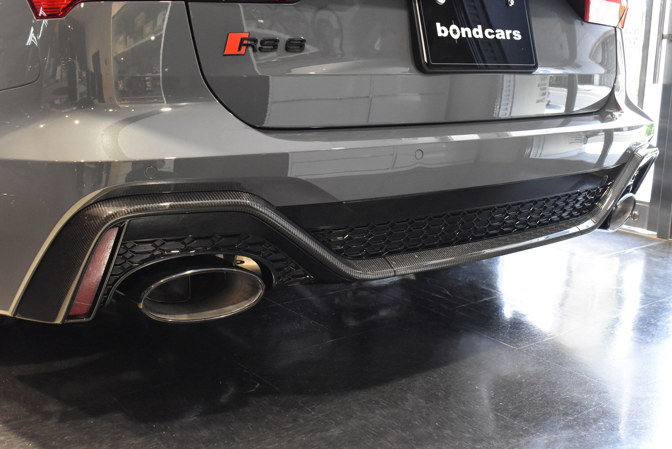 AUDI RS6パフォーマンス　ワンオーナー RSスポーツエキゾースト パノラマサンルーフ デコラティブパネルカーボンツイル ヘッドライニングダイナミカブラック バング&オルフセンサウンドシステム 5Yスポーク22AW カーボン/グロスブラックスタイリングPKG プライバシーガラス ロワリングモジュール スペーサー MANSORYスポイラー