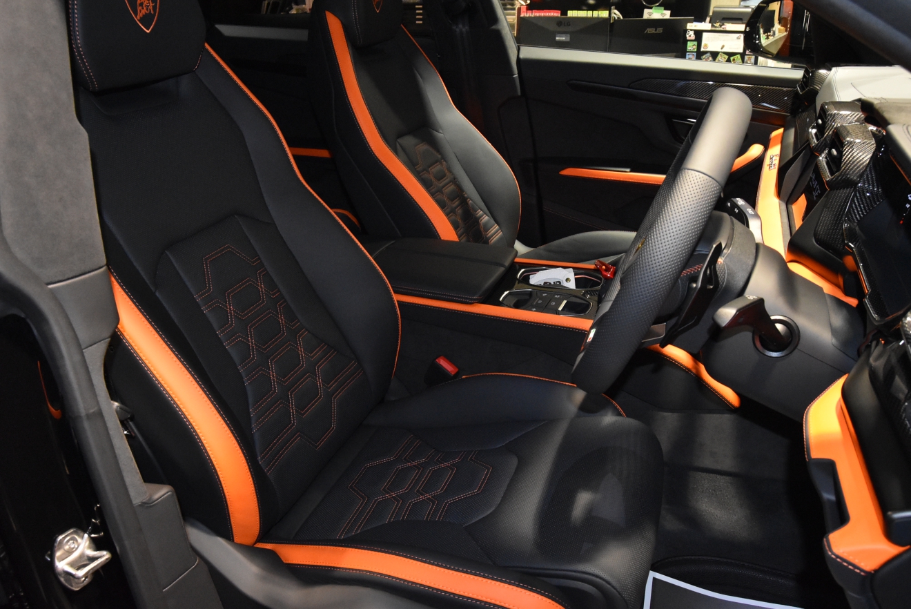 ランボルギーニ　ウルスSE　アクラポビッチマフラー　バング＆オルフセン　V8　右ハンドル　新着入庫車両　ボンド大阪　ボンドカーズ　ボンドグループ