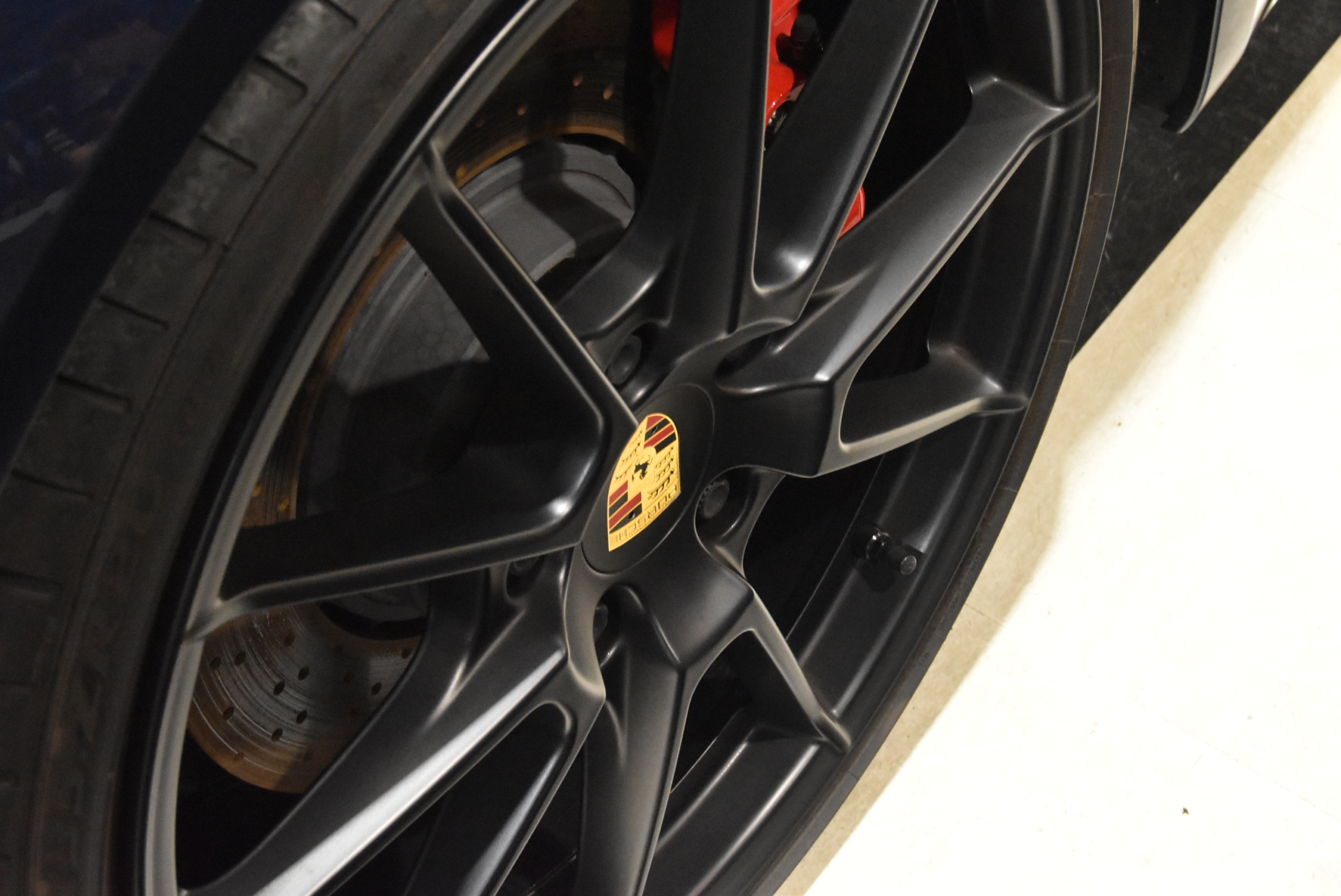 718ケイマン GTS 4.0 パワーステアリングプラス GTスポーツステアリング オートエアコン シートヒーター スモーカーパッケージ フロアマット カーボンインテリアPKG LEDヘッドライト(PDLS+) グレートップウィンドウスクリーン レーンチェンジアシスト