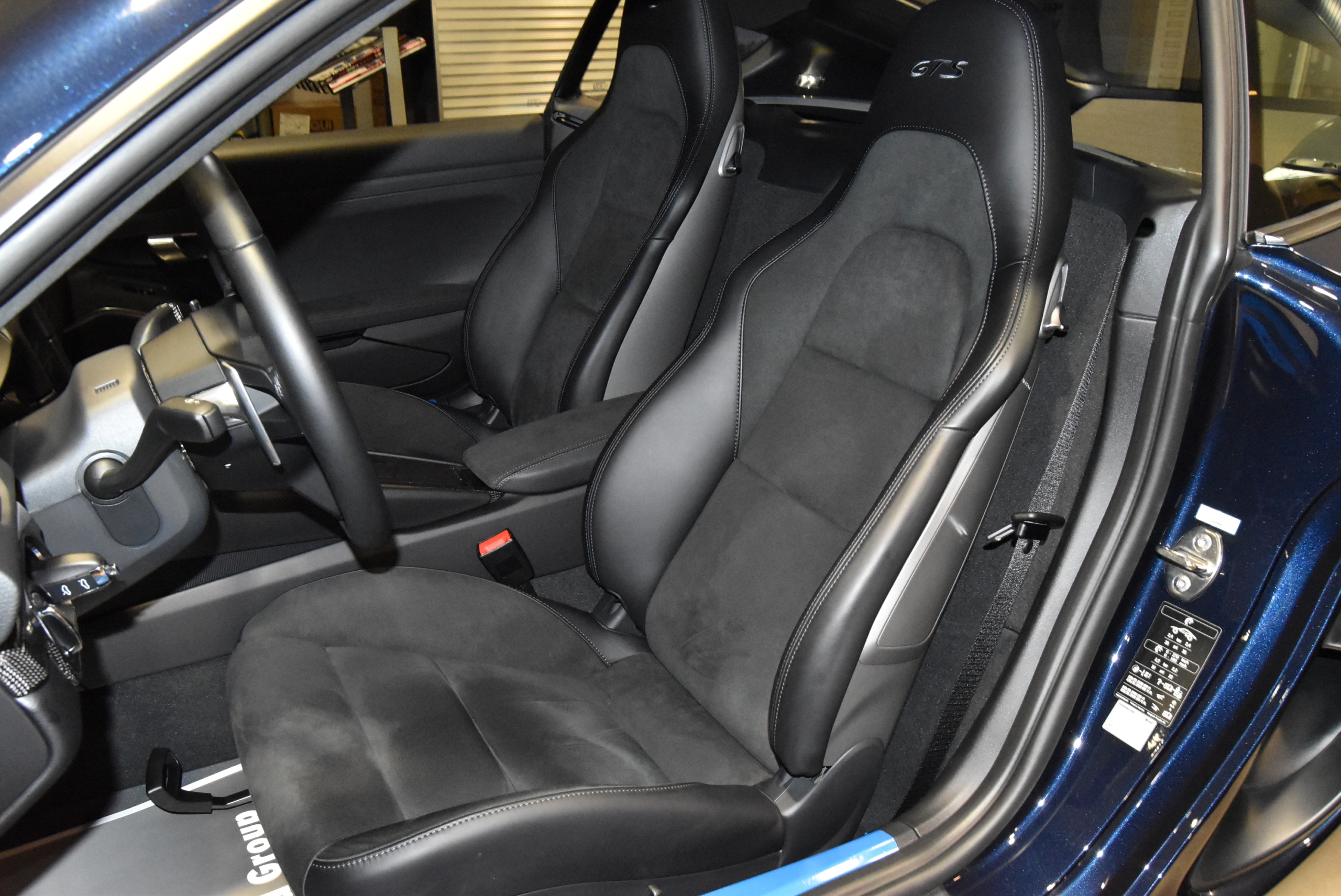 718ケイマン GTS 4.0 パワーステアリングプラス GTスポーツステアリング オートエアコン シートヒーター スモーカーパッケージ フロアマット カーボンインテリアPKG LEDヘッドライト(PDLS+) グレートップウィンドウスクリーン レーンチェンジアシスト