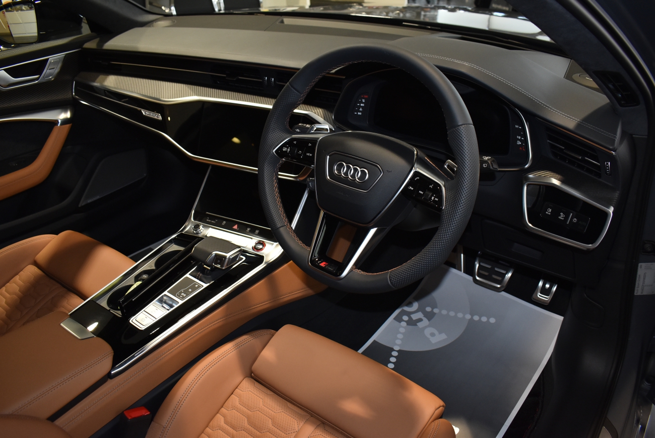 アウディ RS6 パフォーマンス MANSORYスポイラー
RSスポーツエグゾースト ローダウン ASC バング&オルフセン ボンド大阪 ボンドカーズ ボンドグループ