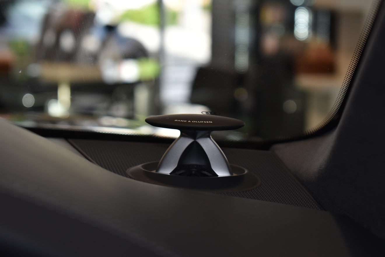 アウディ RS6 パフォーマンス MANSORYスポイラー
RSスポーツエグゾースト ローダウン ASC バング&オルフセン ボンド大阪 ボンドカーズ ボンドグループ