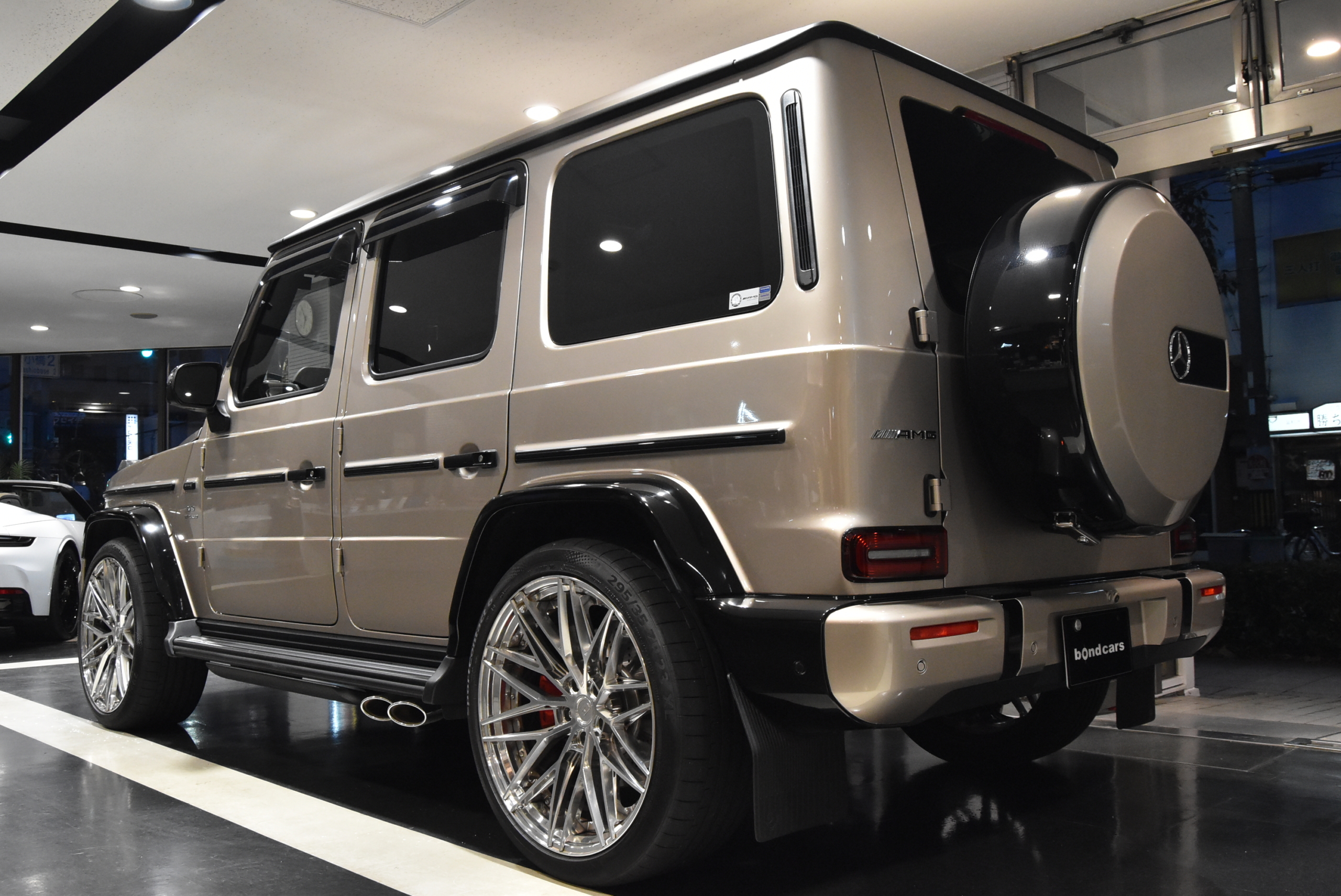 W465 G63 左H  トラバーチンベージュ/プラチナホワイトナッパレザー MANUFAKTUR Program Plus AMGナイトパッケージ BC FORGED 23インチホイール BRABUSフロントリップ  各部ラッピング  IIDローダウンサス  IID電動サイドステップ レーダー＆ドライブレコーダー