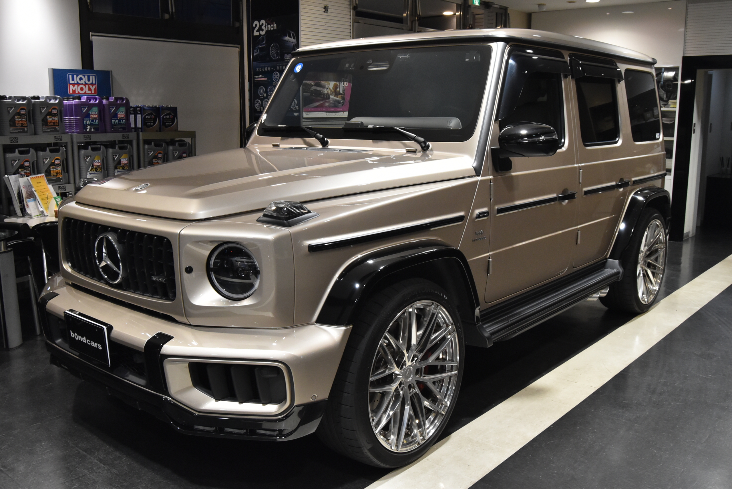 W465 G63 左H  トラバーチンベージュ/プラチナホワイトナッパレザー MANUFAKTUR Program Plus AMGナイトパッケージ BC FORGED 23インチホイール BRABUSフロントリップ  各部ラッピング  IIDローダウンサス  IID電動サイドステップ レーダー＆ドライブレコーダー