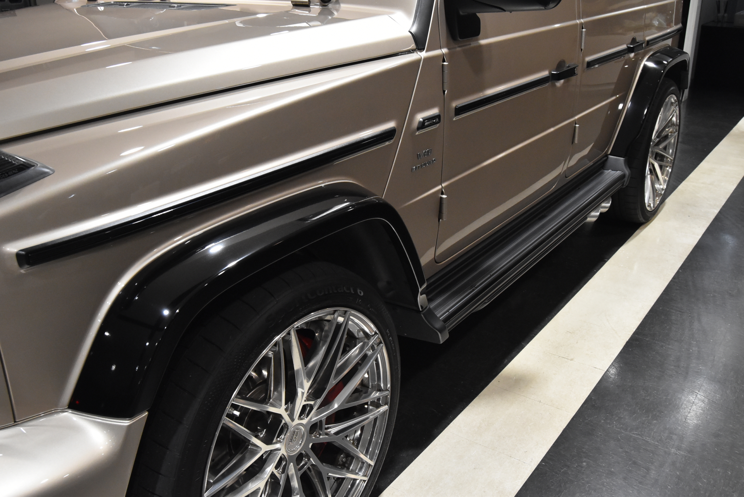 W465 G63 左H  トラバーチンベージュ/プラチナホワイトナッパレザー MANUFAKTUR Program Plus AMGナイトパッケージ BC FORGED 23インチホイール BRABUSフロントリップ  各部ラッピング  IIDローダウンサス  IID電動サイドステップ レーダー＆ドライブレコーダー