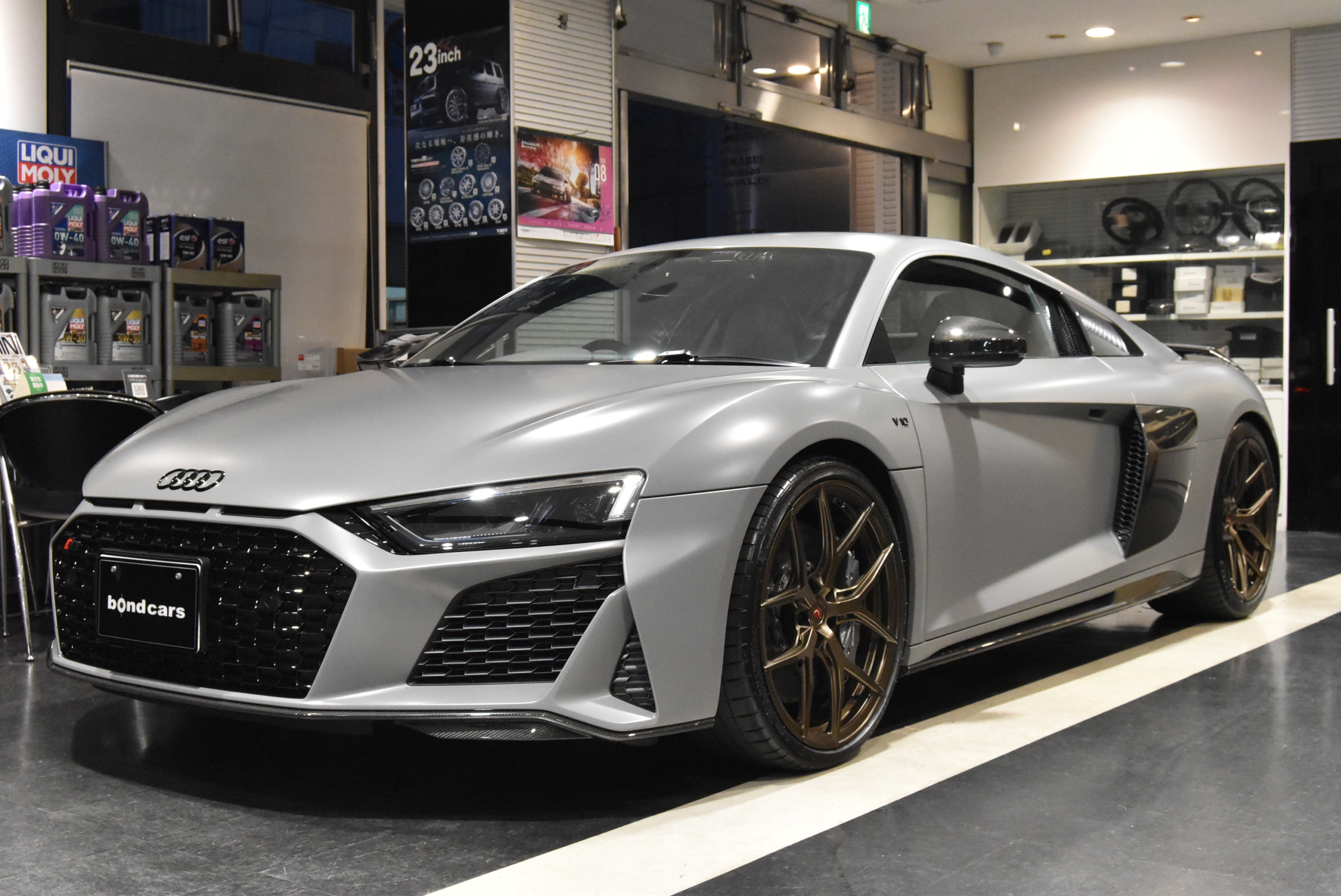 R8 CoupeV10 Performance 5.2FSI quattro S tronicナルドグレー ファインナッパレザー ヘッドライニングアルカンターラ B&Oサウンドシステム 拡張デコラティブパネル(カーボン) ブラックAudi ringsパッケージ Vossen鍛造アルミホイール フルステルスプロテクション