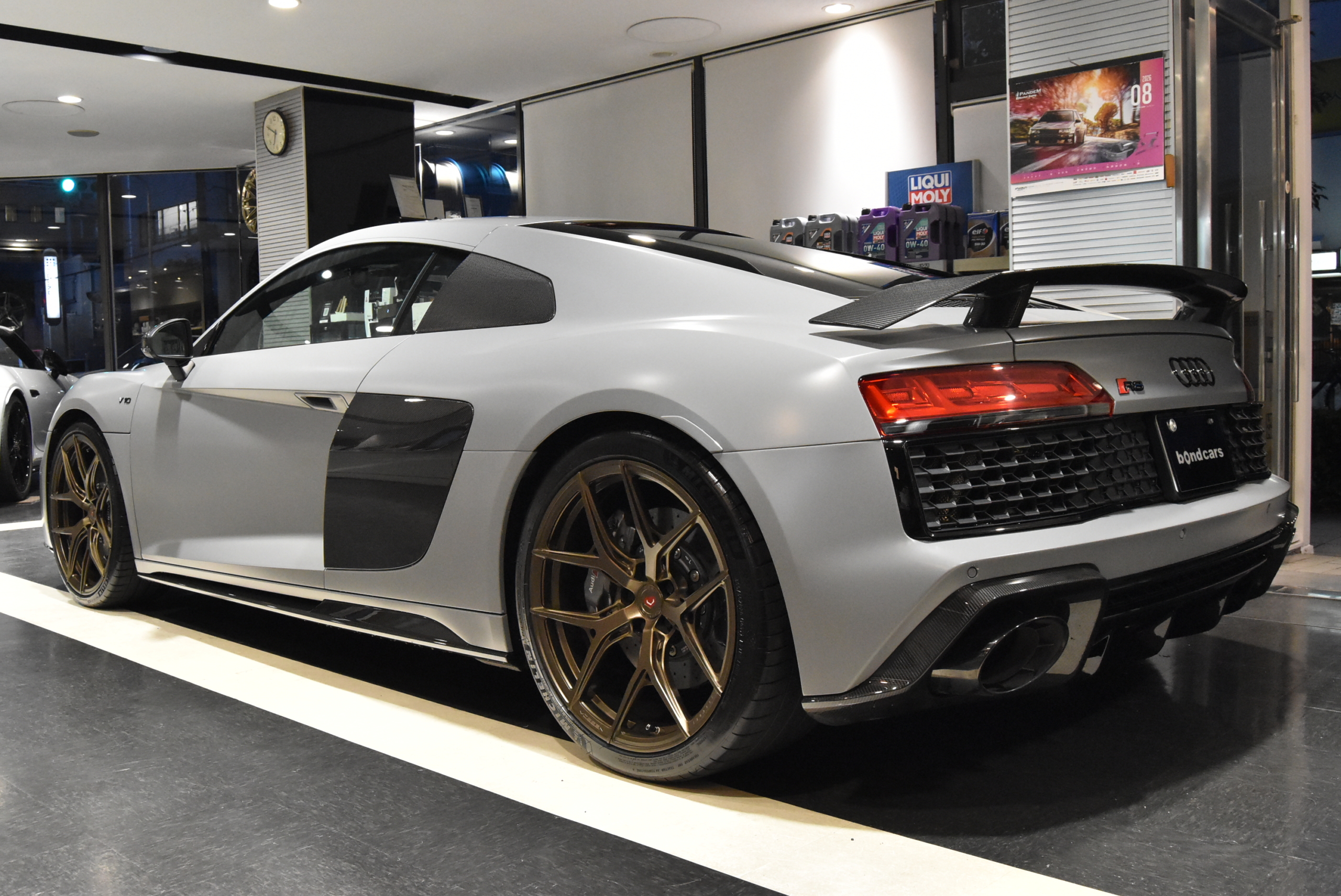 R8 CoupeV10 Performance 5.2FSI quattro S tronicナルドグレー ファインナッパレザー ヘッドライニングアルカンターラ B&Oサウンドシステム 拡張デコラティブパネル(カーボン) ブラックAudi ringsパッケージ Vossen鍛造アルミホイール フルステルスプロテクション