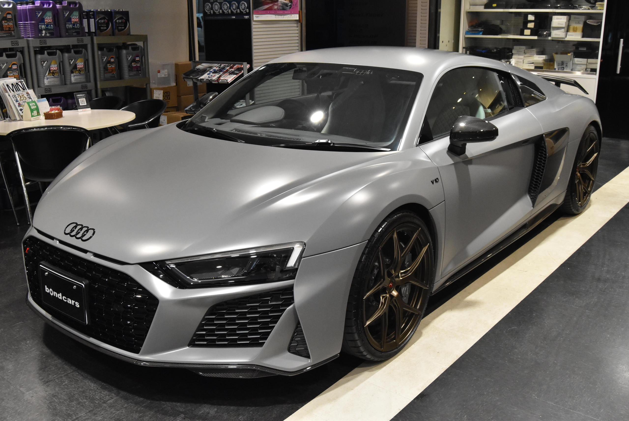 R8 CoupeV10 Performance 5.2FSI quattro S tronicナルドグレー ファインナッパレザー ヘッドライニングアルカンターラ B&Oサウンドシステム 拡張デコラティブパネル(カーボン) ブラックAudi ringsパッケージ Vossen鍛造アルミホイール フルステルスプロテクション