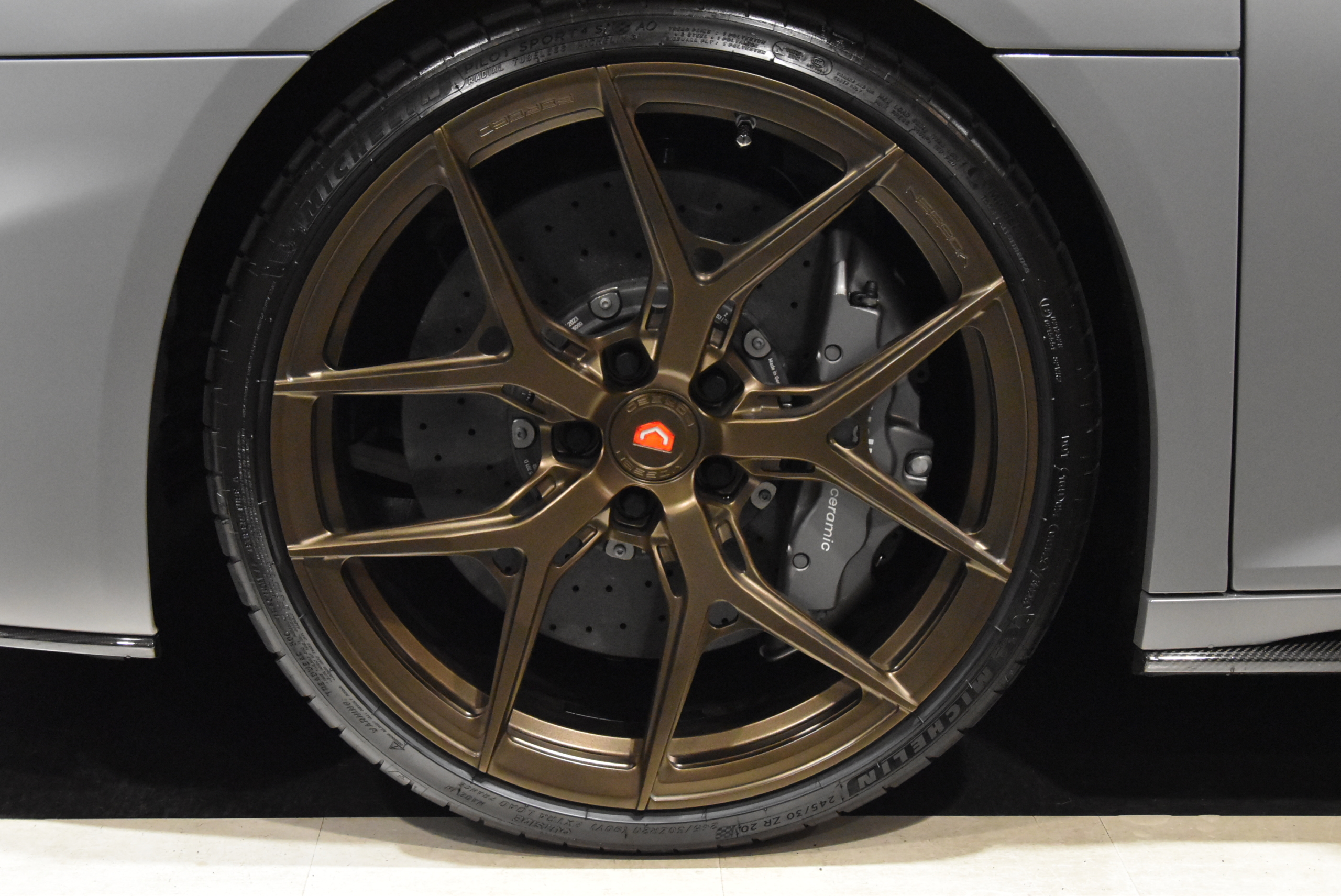 R8 CoupeV10 Performance 5.2FSI quattro S tronicナルドグレー ファインナッパレザー ヘッドライニングアルカンターラ B&Oサウンドシステム 拡張デコラティブパネル(カーボン) ブラックAudi ringsパッケージ Vossen鍛造アルミホイール フルステルスプロテクション