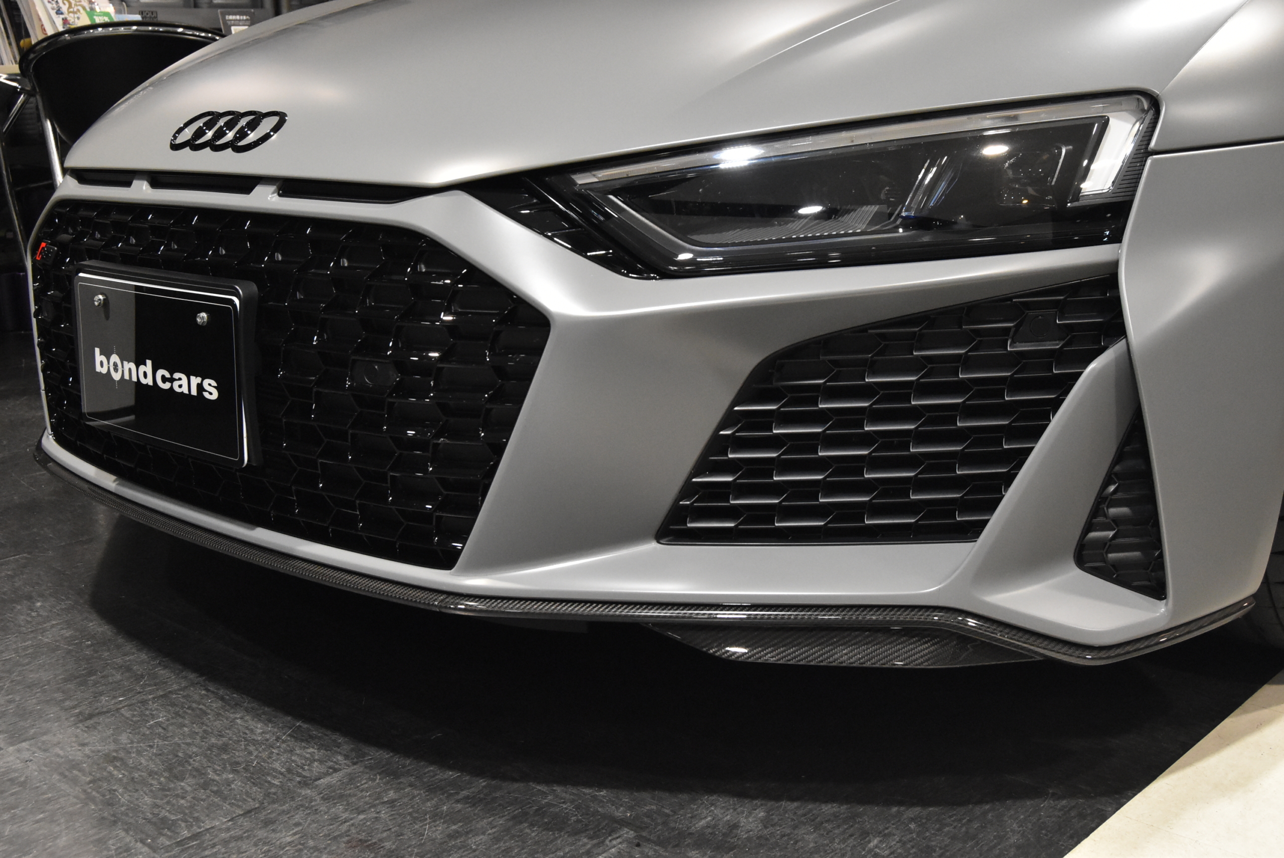 R8 CoupeV10 Performance 5.2FSI quattro S tronicナルドグレー ファインナッパレザー ヘッドライニングアルカンターラ B&Oサウンドシステム 拡張デコラティブパネル(カーボン) ブラックAudi ringsパッケージ Vossen鍛造アルミホイール フルステルスプロテクション
