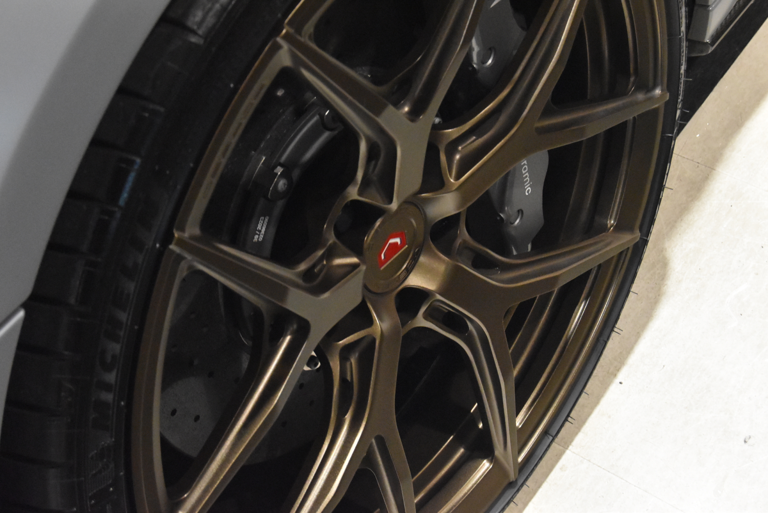R8 CoupeV10 Performance 5.2FSI quattro S tronicナルドグレー ファインナッパレザー ヘッドライニングアルカンターラ B&Oサウンドシステム 拡張デコラティブパネル(カーボン) ブラックAudi ringsパッケージ Vossen鍛造アルミホイール フルステルスプロテクション