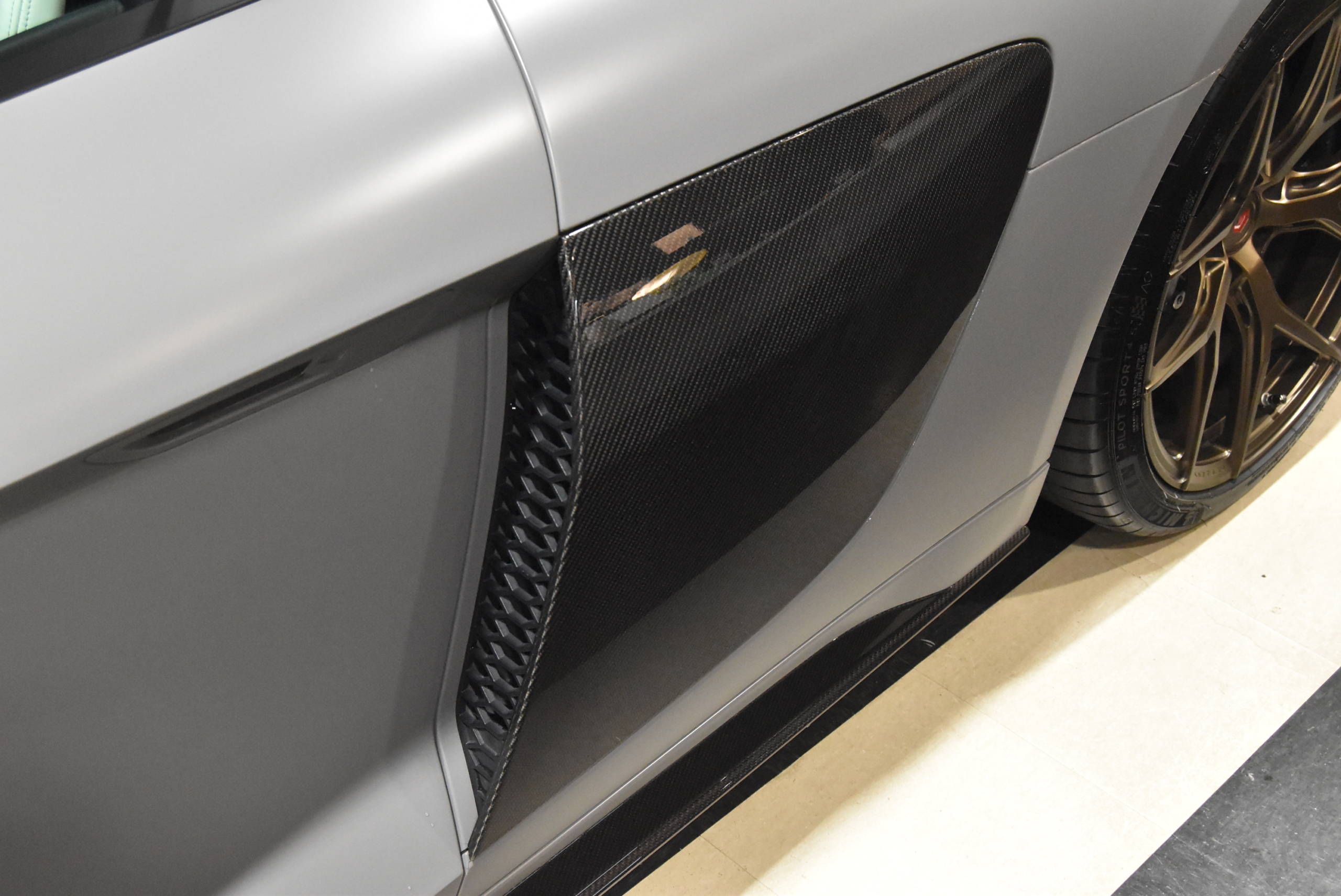R8 CoupeV10 Performance 5.2FSI quattro S tronicナルドグレー ファインナッパレザー ヘッドライニングアルカンターラ B&Oサウンドシステム 拡張デコラティブパネル(カーボン) ブラックAudi ringsパッケージ Vossen鍛造アルミホイール フルステルスプロテクション