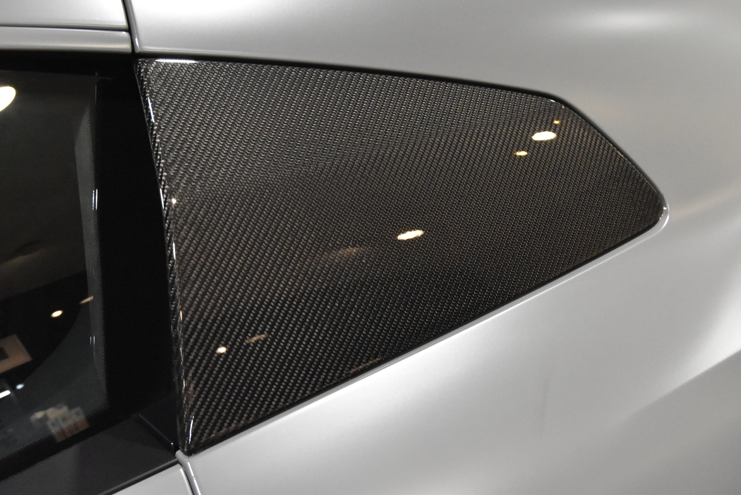 R8 CoupeV10 Performance 5.2FSI quattro S tronicナルドグレー ファインナッパレザー ヘッドライニングアルカンターラ B&Oサウンドシステム 拡張デコラティブパネル(カーボン) ブラックAudi ringsパッケージ Vossen鍛造アルミホイール フルステルスプロテクション