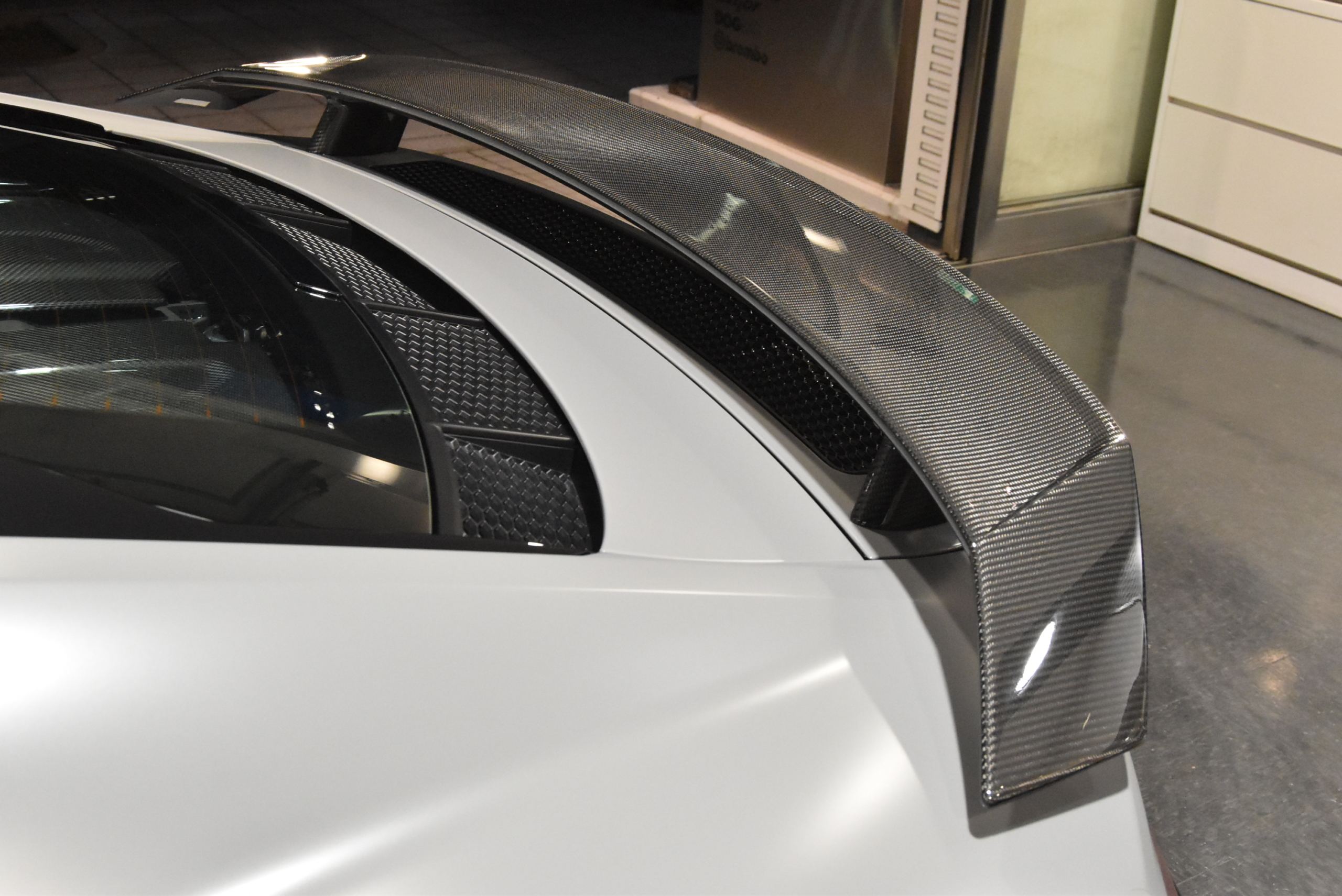 R8 CoupeV10 Performance 5.2FSI quattro S tronicナルドグレー ファインナッパレザー ヘッドライニングアルカンターラ B&Oサウンドシステム 拡張デコラティブパネル(カーボン) ブラックAudi ringsパッケージ Vossen鍛造アルミホイール フルステルスプロテクション