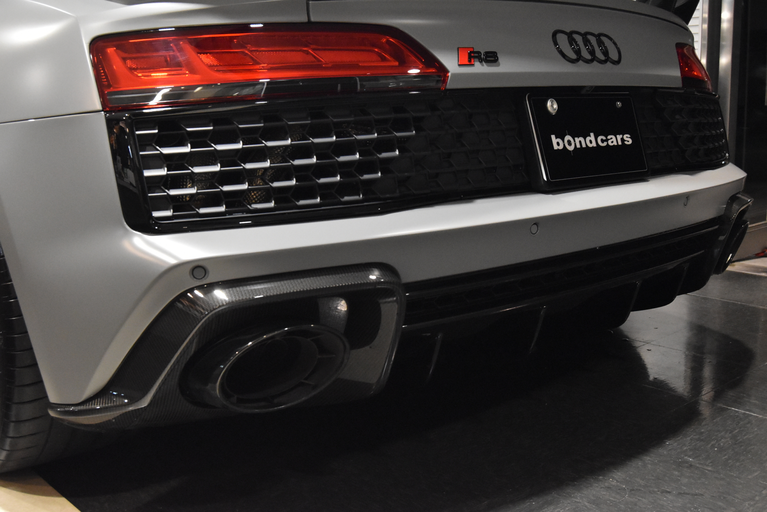 R8 CoupeV10 Performance 5.2FSI quattro S tronicナルドグレー ファインナッパレザー ヘッドライニングアルカンターラ B&Oサウンドシステム 拡張デコラティブパネル(カーボン) ブラックAudi ringsパッケージ Vossen鍛造アルミホイール フルステルスプロテクション