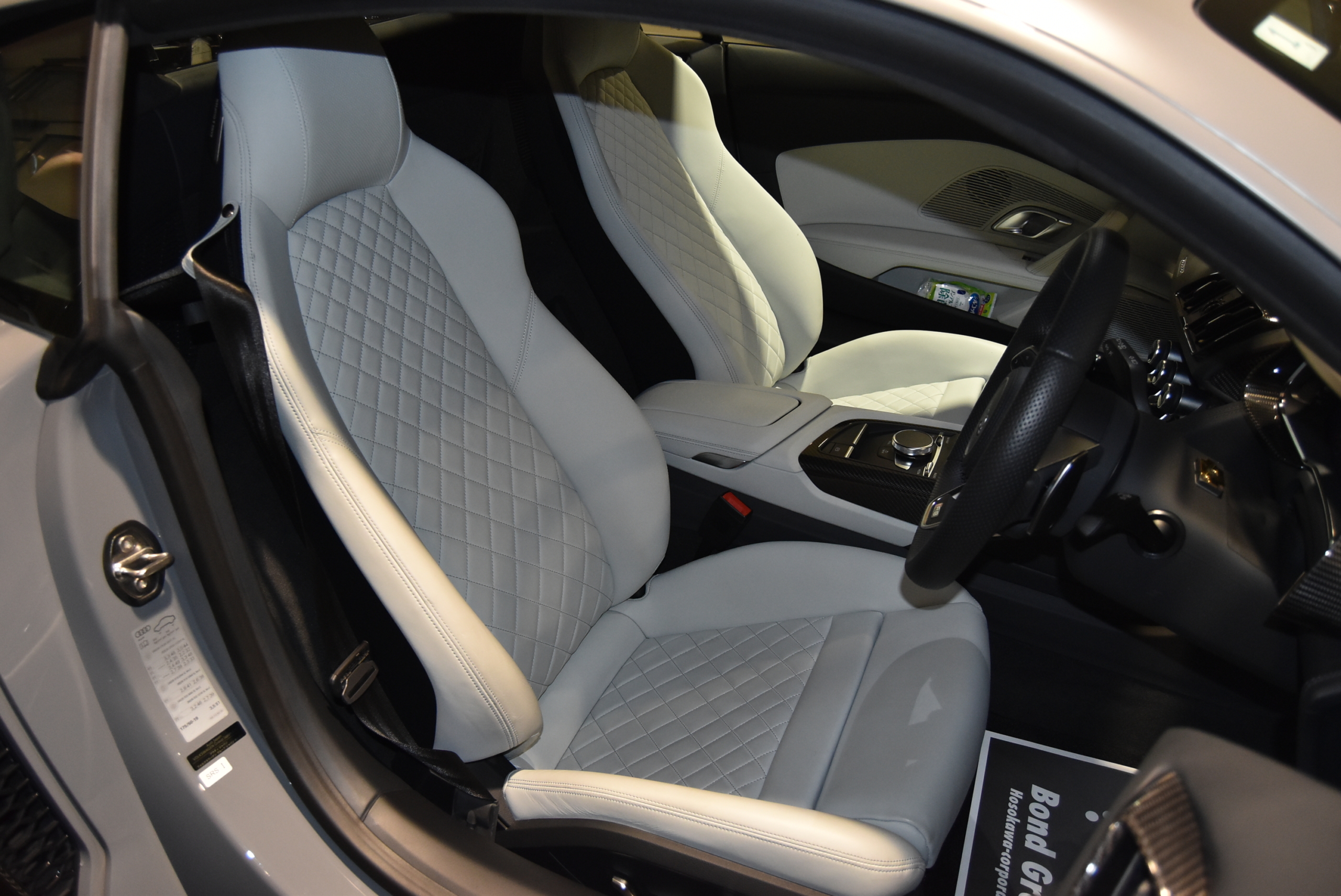 R8 CoupeV10 Performance 5.2FSI quattro S tronicナルドグレー ファインナッパレザー ヘッドライニングアルカンターラ B&Oサウンドシステム 拡張デコラティブパネル(カーボン) ブラックAudi ringsパッケージ Vossen鍛造アルミホイール フルステルスプロテクション