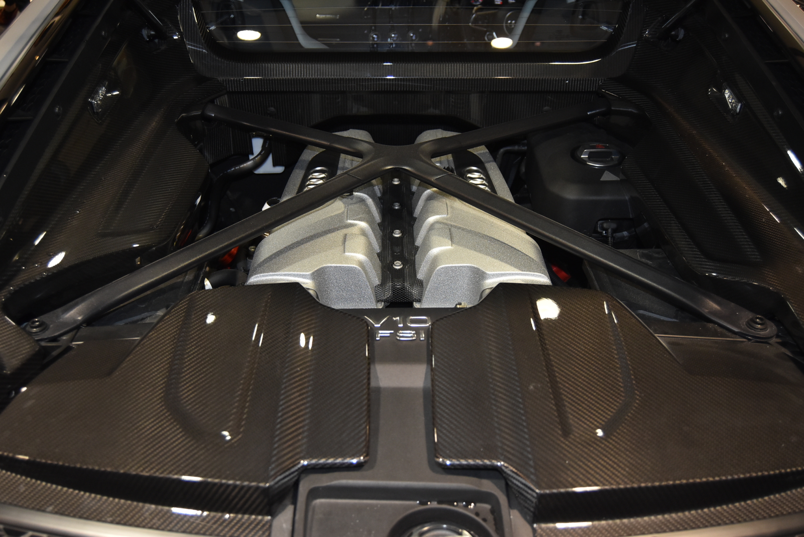 R8 CoupeV10 Performance 5.2FSI quattro S tronicナルドグレー ファインナッパレザー ヘッドライニングアルカンターラ B&Oサウンドシステム 拡張デコラティブパネル(カーボン) ブラックAudi ringsパッケージ Vossen鍛造アルミホイール フルステルスプロテクション