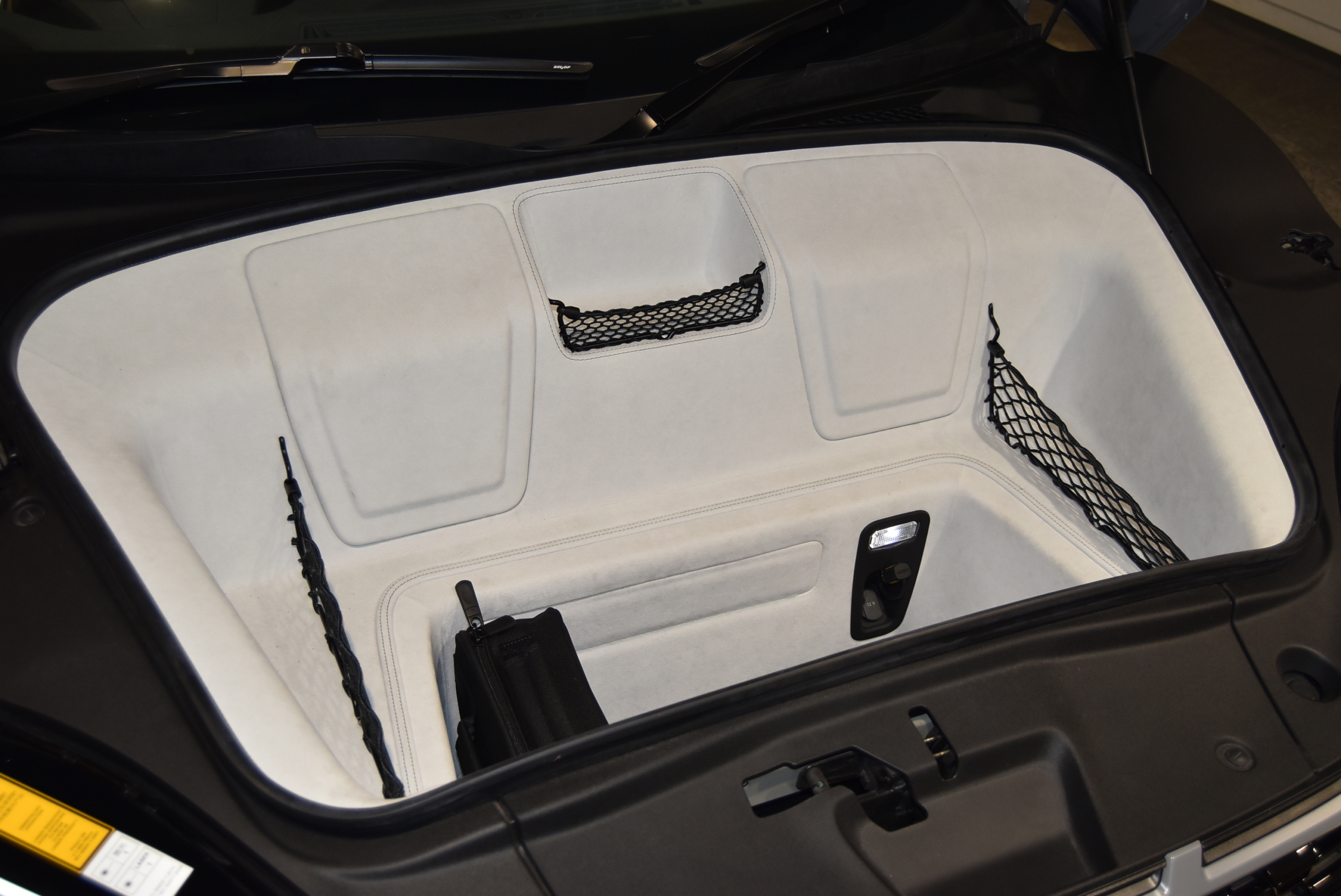 R8 CoupeV10 Performance 5.2FSI quattro S tronicナルドグレー ファインナッパレザー ヘッドライニングアルカンターラ B&Oサウンドシステム 拡張デコラティブパネル(カーボン) ブラックAudi ringsパッケージ Vossen鍛造アルミホイール フルステルスプロテクション