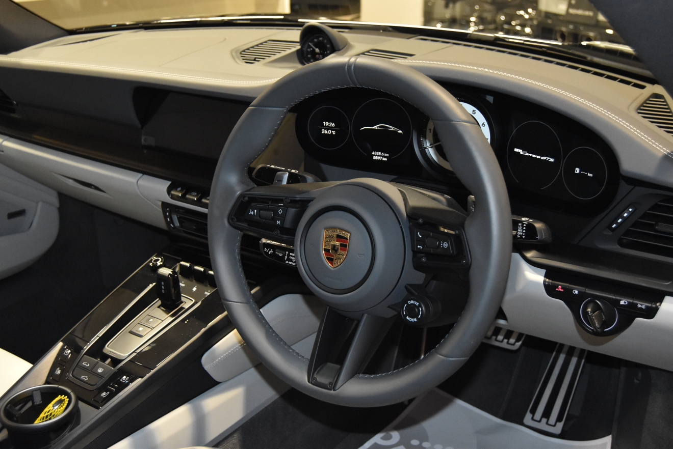 ポルシェ カレラGTS 992.1 PDK 右ハンドル ジェットブラック 白レザーシート BOSEサウンド 新着入庫車両 ボンド大阪 ボンドカーズ