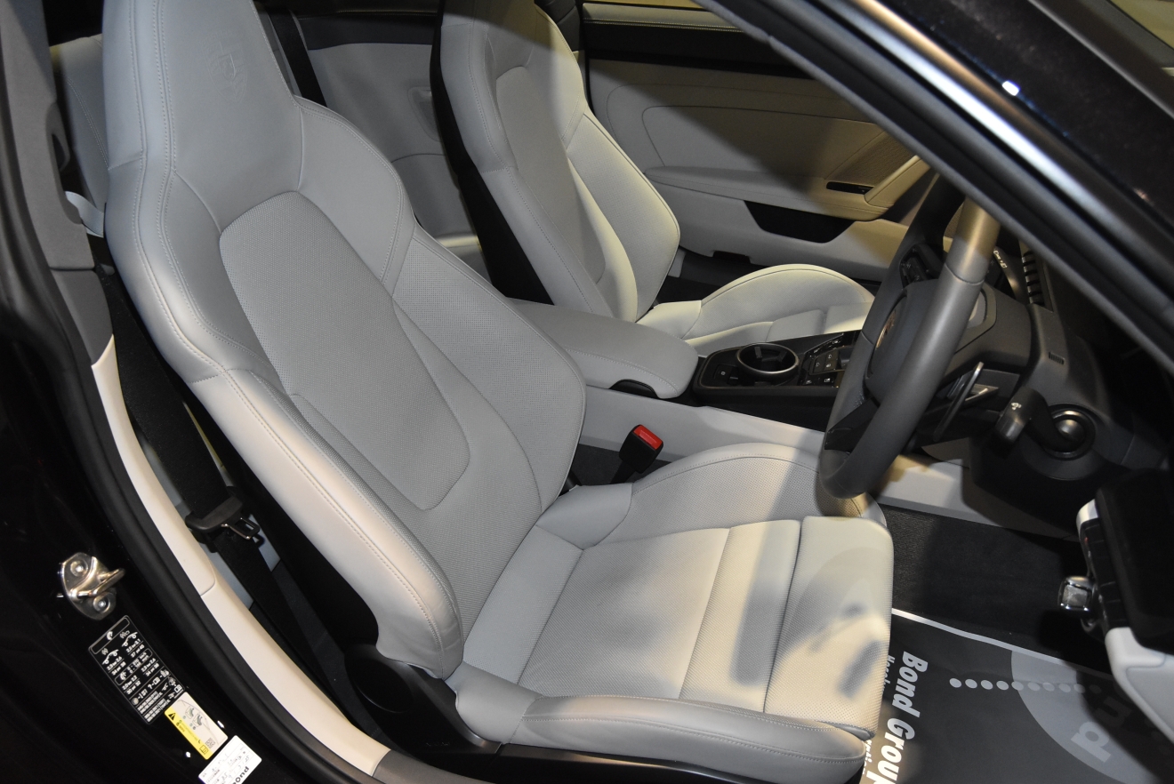 ポルシェ カレラGTS 992.1 PDK 右ハンドル ジェットブラック 白レザーシート BOSEサウンド 新着入庫車両 ボンド大阪 ボンドカーズ