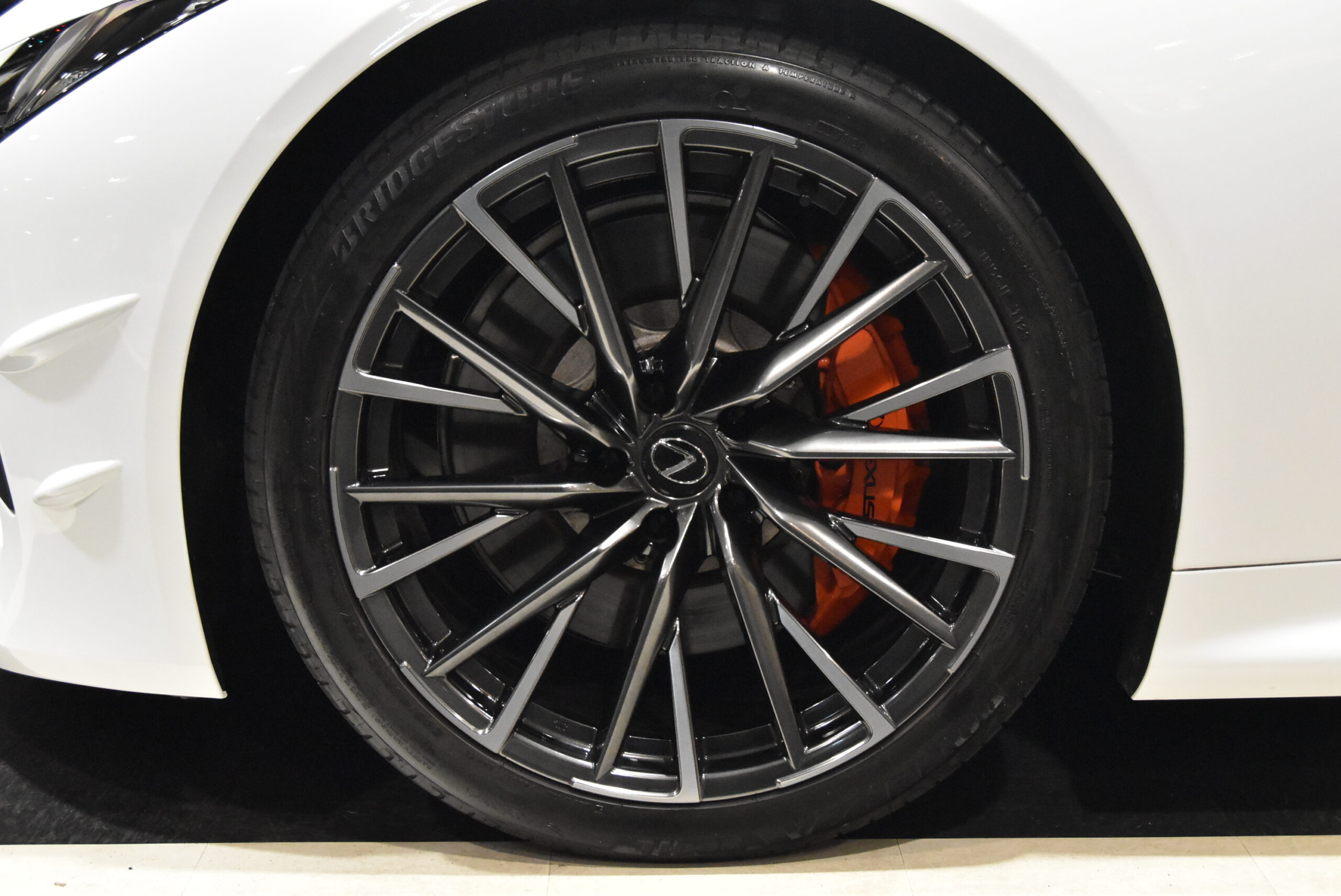 ＬＥＸＵＳ　ＬＣ５００　Ｓパッケージ　ホワイトノーヴァガラスフレーク パフォーマンスアップグレードパッケージ オレンジキャリパー ２１インチＯＰアルミホイール ヘッドアップディスプレイ