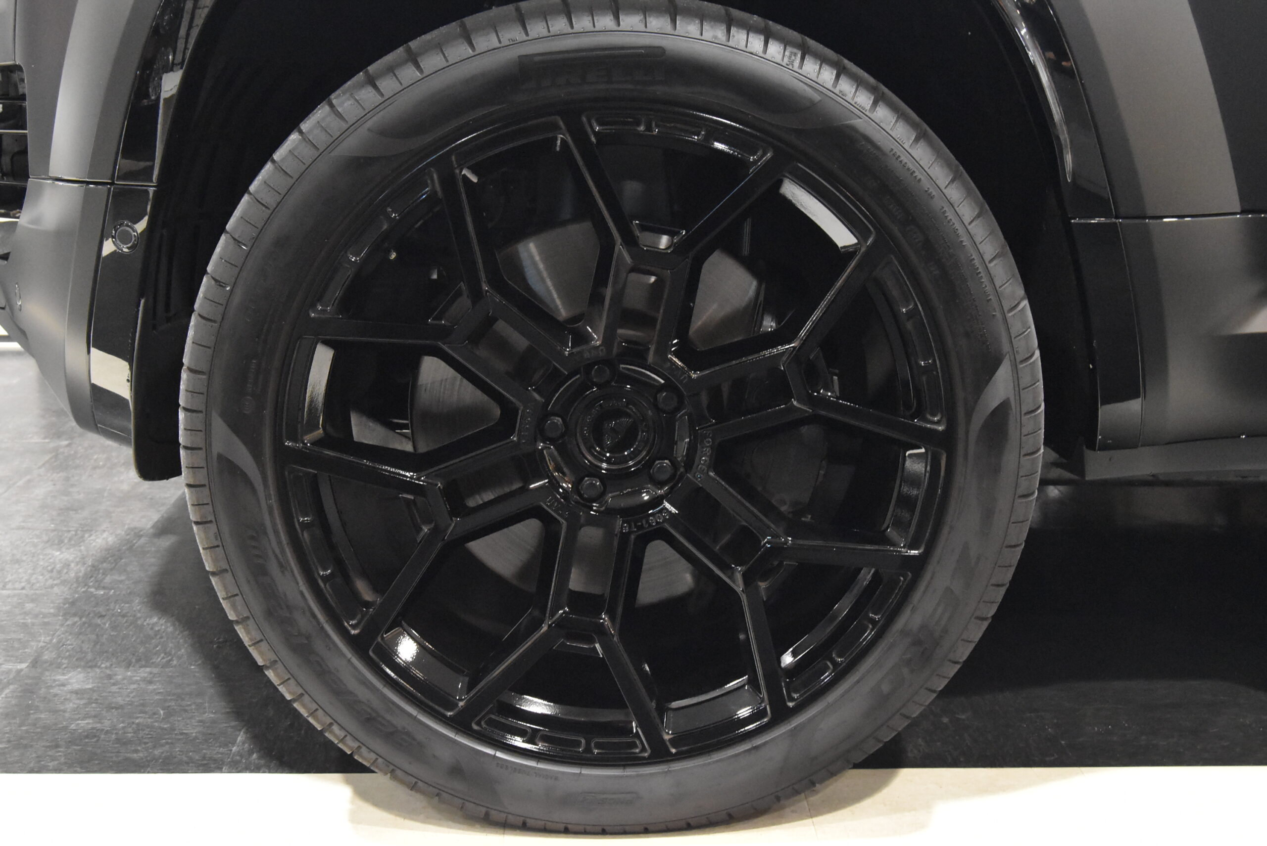 ディフェンダーOCTA BLACK URBAN22インチAW・ルーフスポイラー・背面タイヤカバー