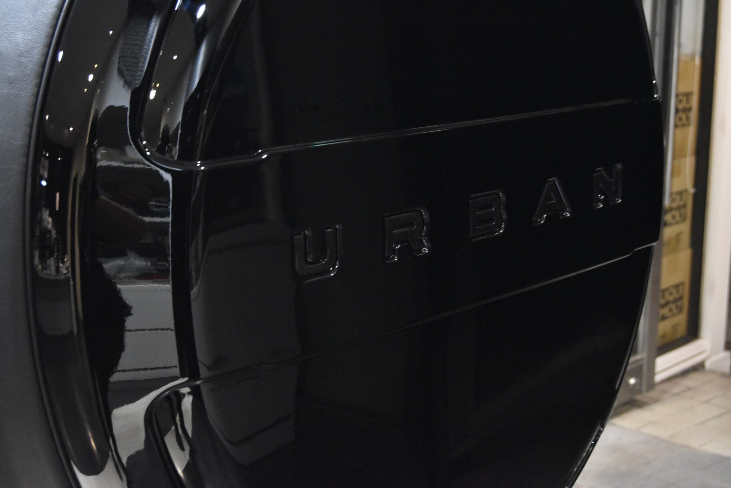 ディフェンダーOCTA BLACK URBAN22インチAW・ルーフスポイラー・背面タイヤカバー