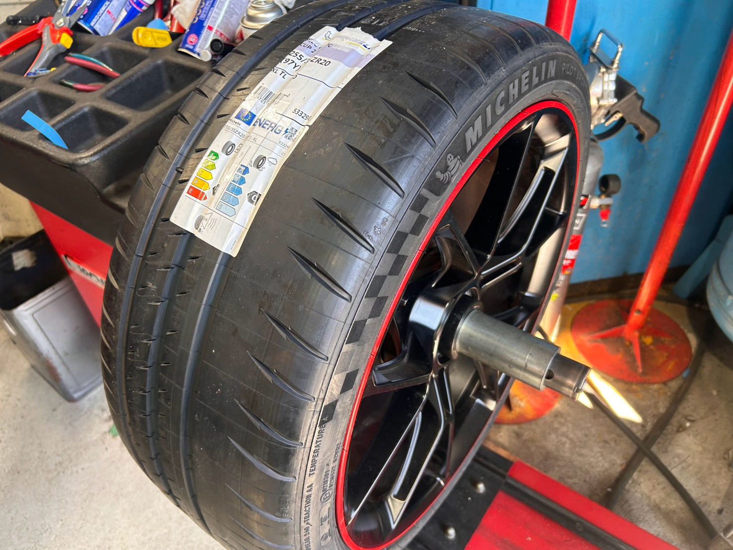 ポルシェ　992　GT3　センターロック　ミシュラン　タイヤ交換