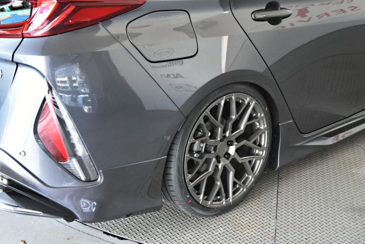 プリウスPHV　HKS　車高調　BCフォージド　ローダウン