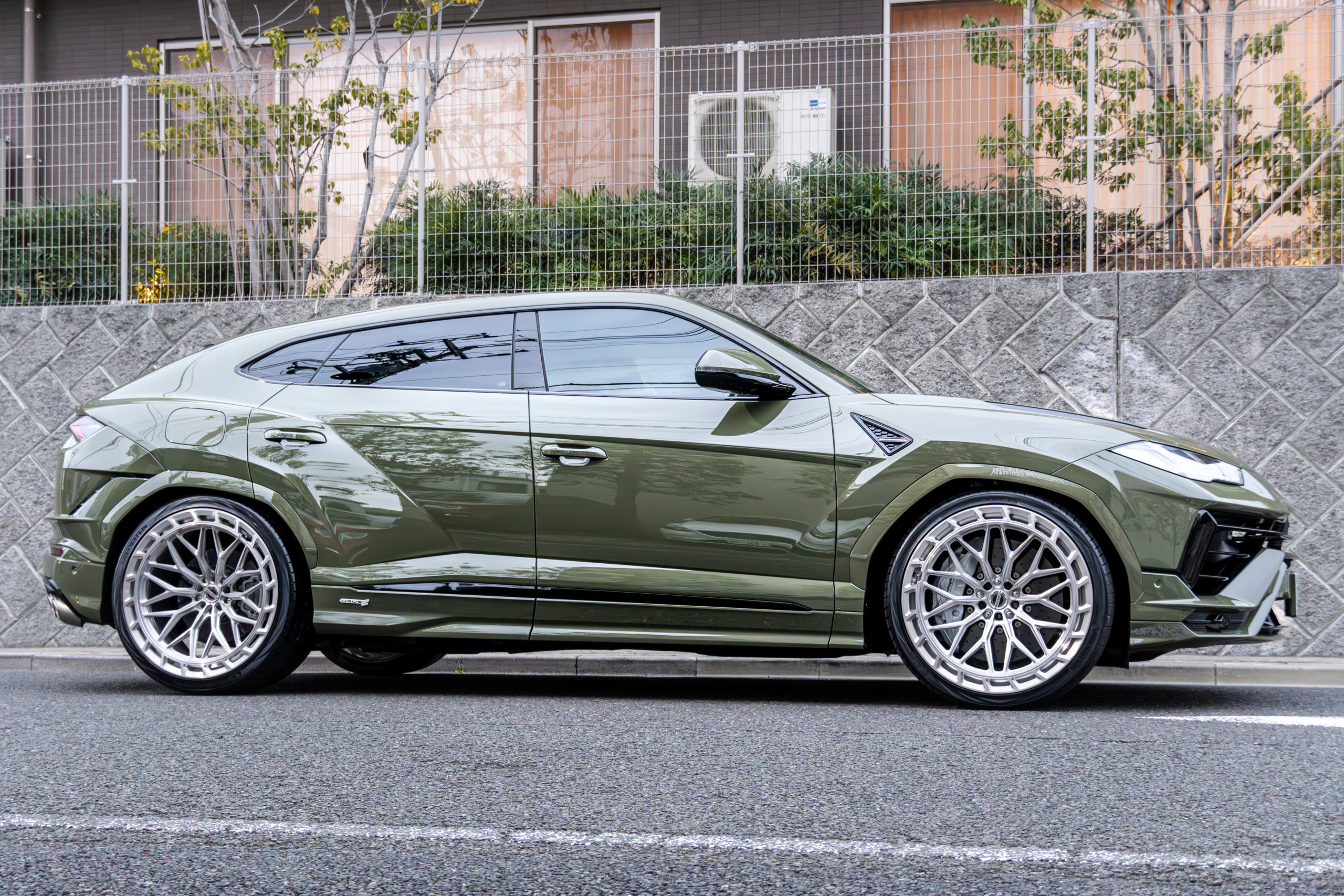 ウルスS カスタム　VERDE TURBIN ローダウン　MVFORGED PS200R デュオブロック　カーキグリーン　ペイント　LAMVORGHINI URUS S