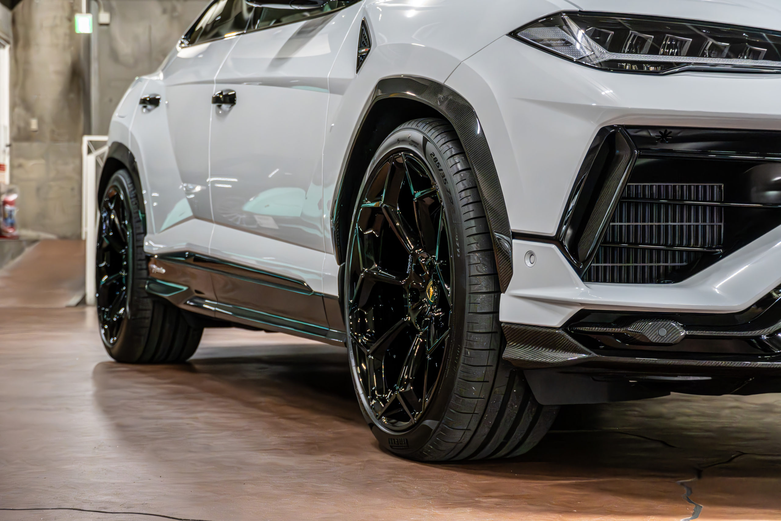 ウルス　URUS ペルフォルマンテ　PERFORMANTE ランボルギーニ　カスタム　スペーサー　マフラーバルブ　ASR