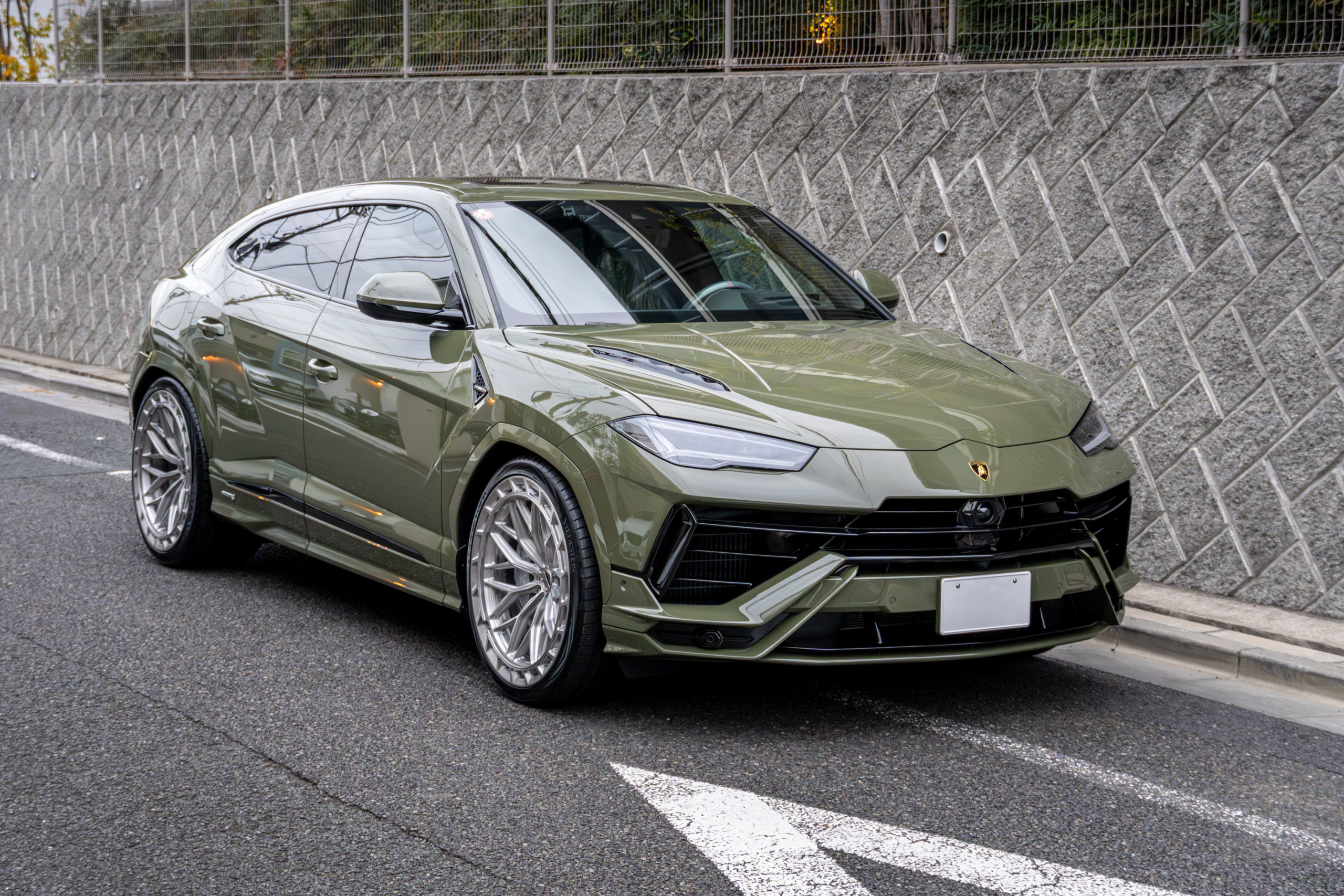 ウルスS カスタム　VERDE TURBIN ローダウン　MVFORGED PS200R デュオブロック　カーキグリーン　ペイント　LAMVORGHINI URUS S　