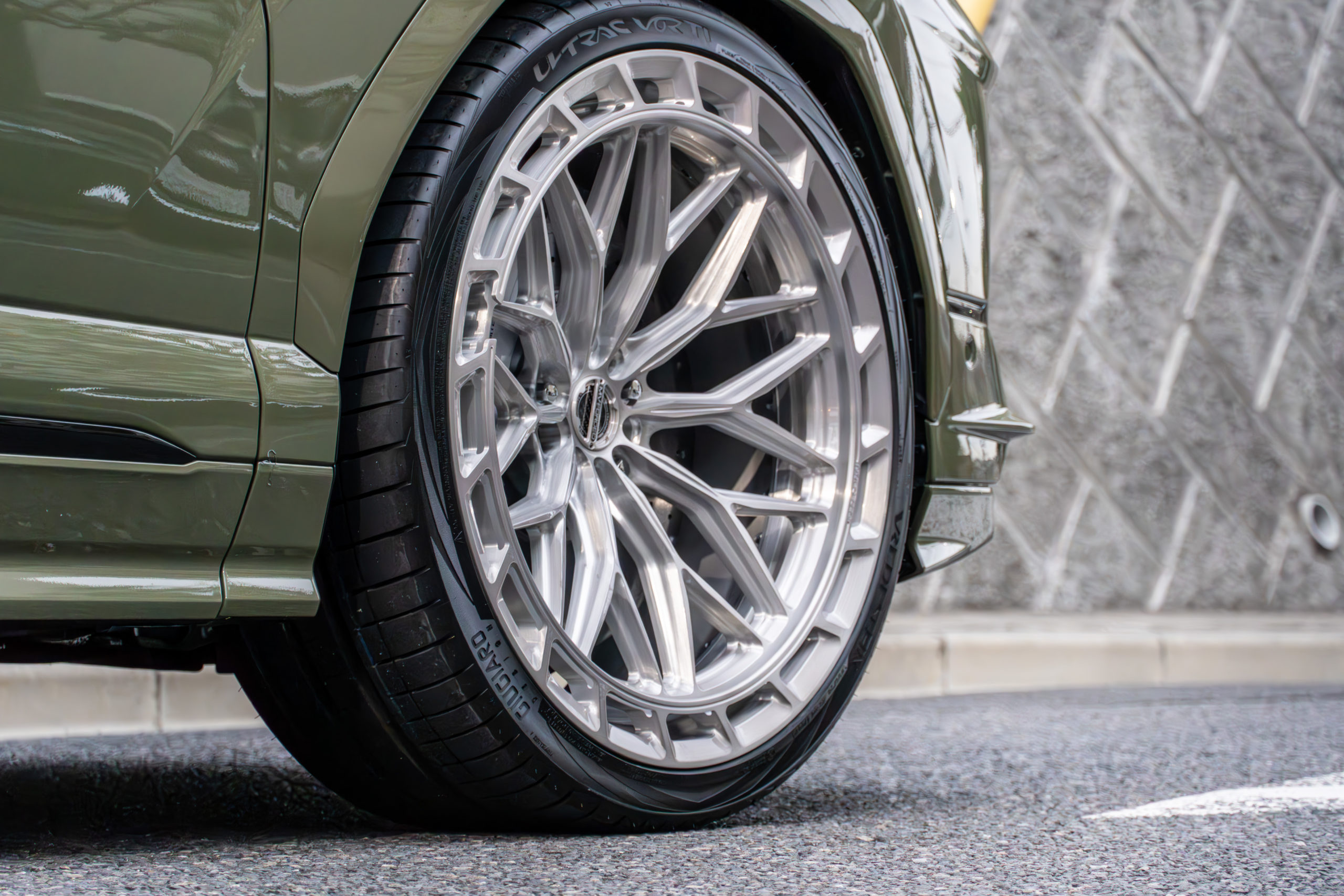 ウルスS カスタム　VERDE TURBIN ローダウン　MVFORGED PS200R デュオブロック　カーキグリーン　ペイント　LAMVORGHINI URUS S
